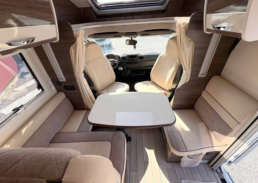 Dining Area Renault Master 2,3 l 165 ch - Yescapa