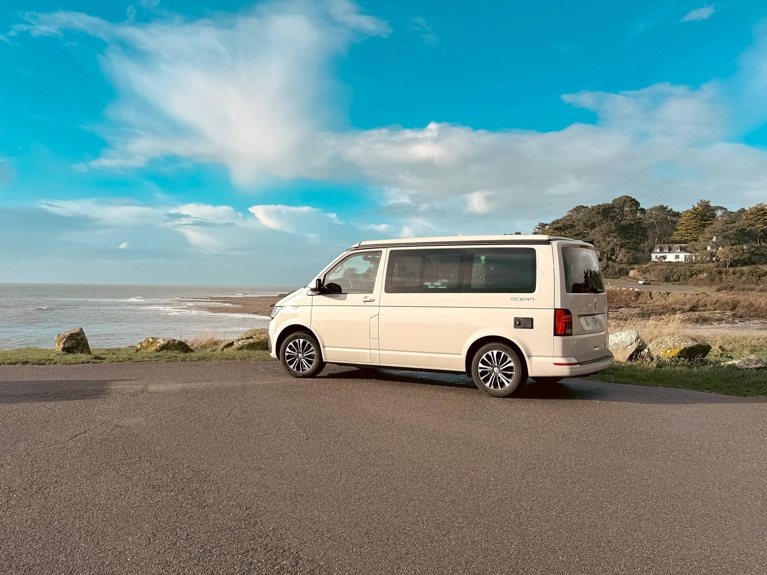 Vista frontale a ¾ Volkswagen California Océan - Yescapa