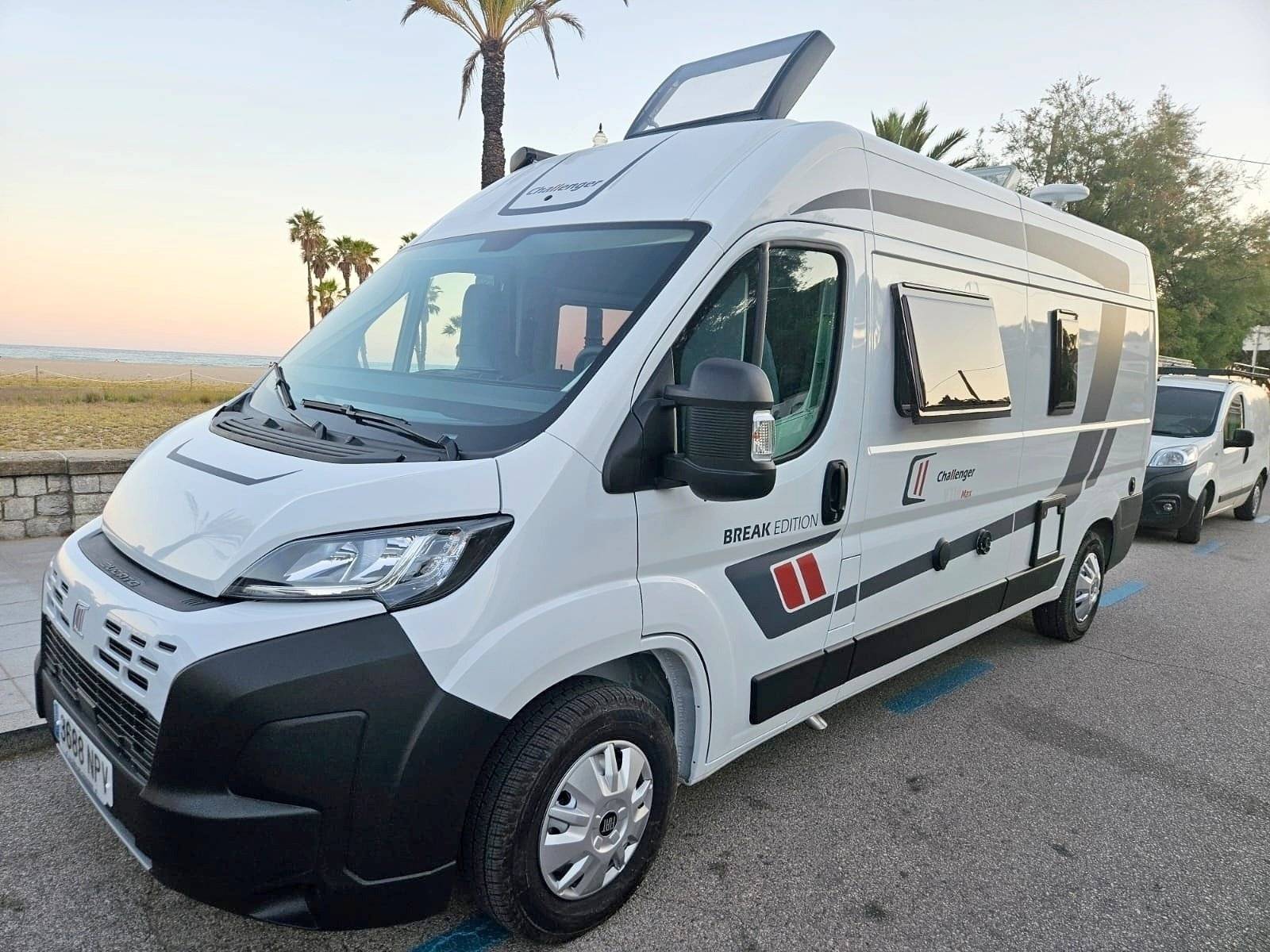 Vista del vehicle angle davanter Fiat Ducato 2,2 140cv - Yescapa