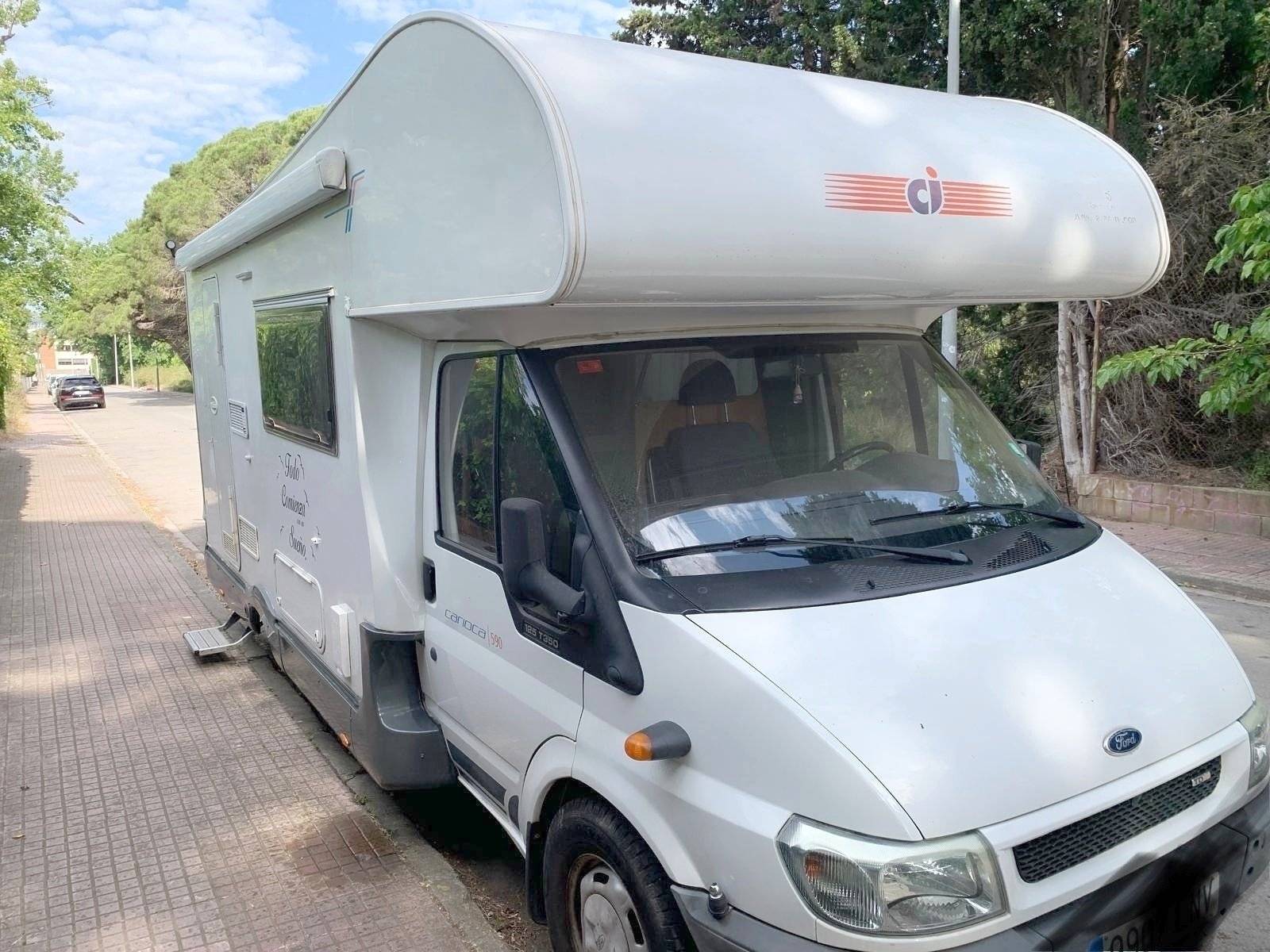 Vista de 3/4 Ford Transit 2,2 l 125 ch - Yescapa