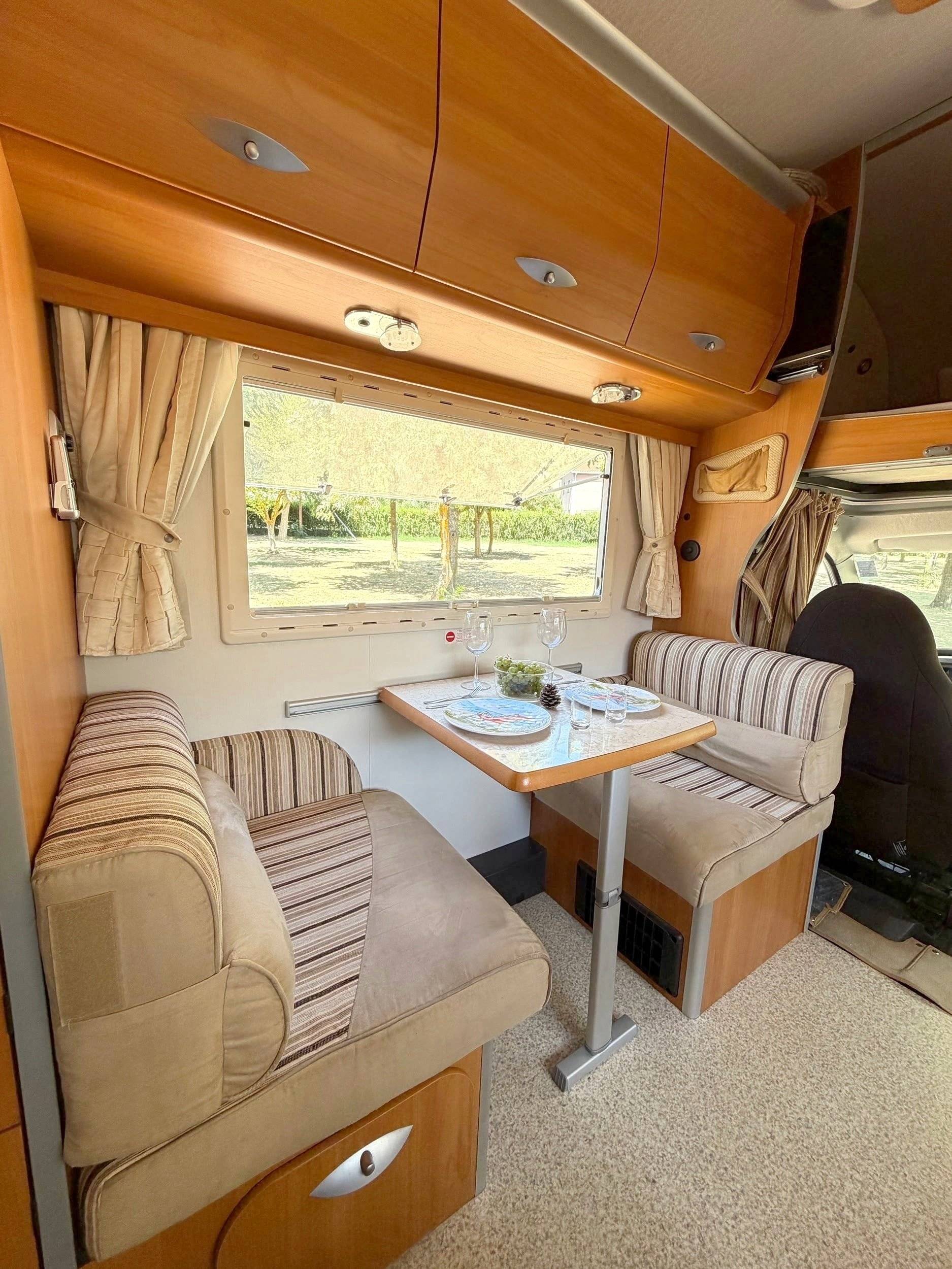 Coin repas Fiat Ducato 3,0 l 160 ch - Yescapa