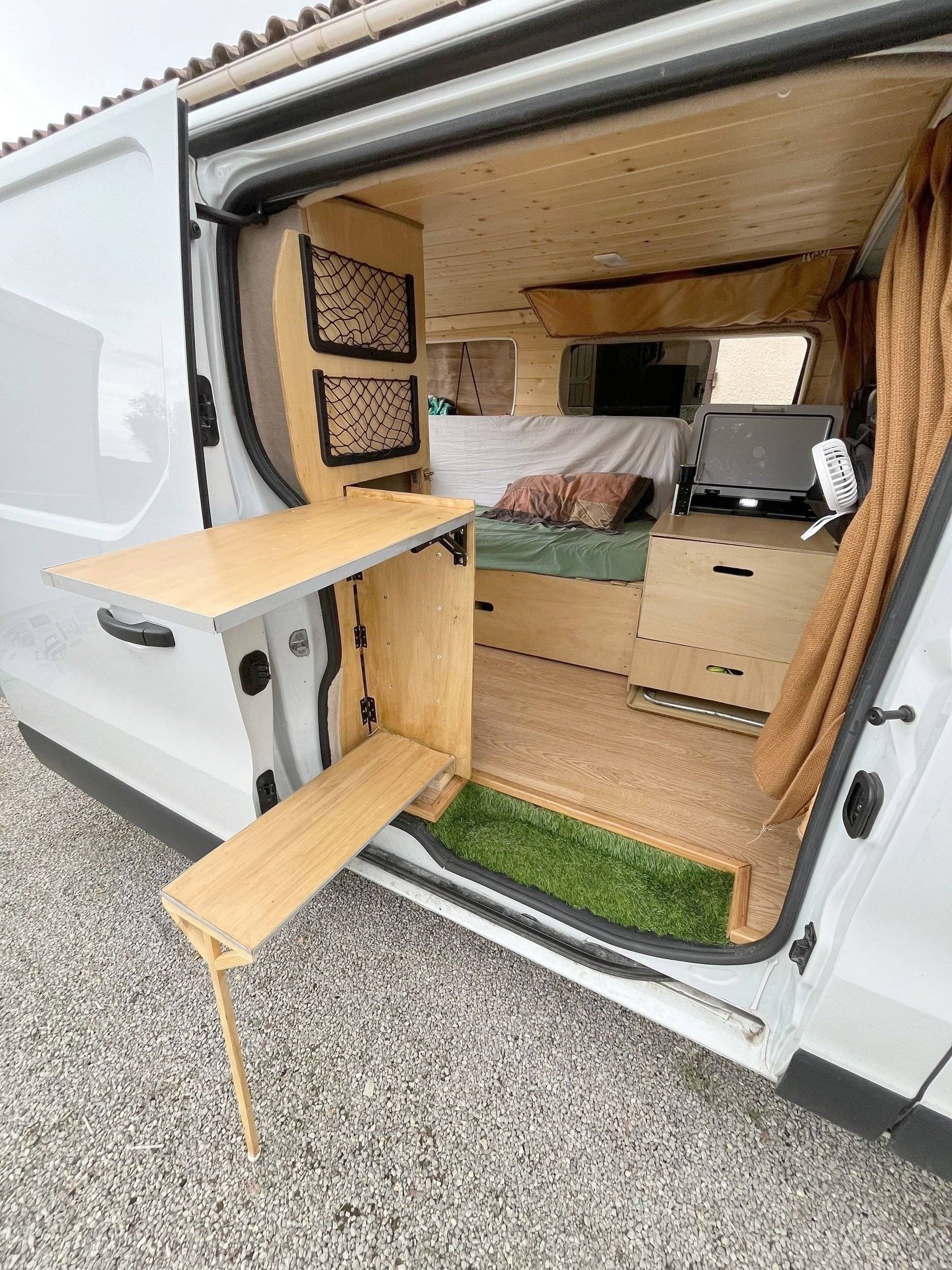 Dining Area Renault Renault Trafic 150cv - Yescapa