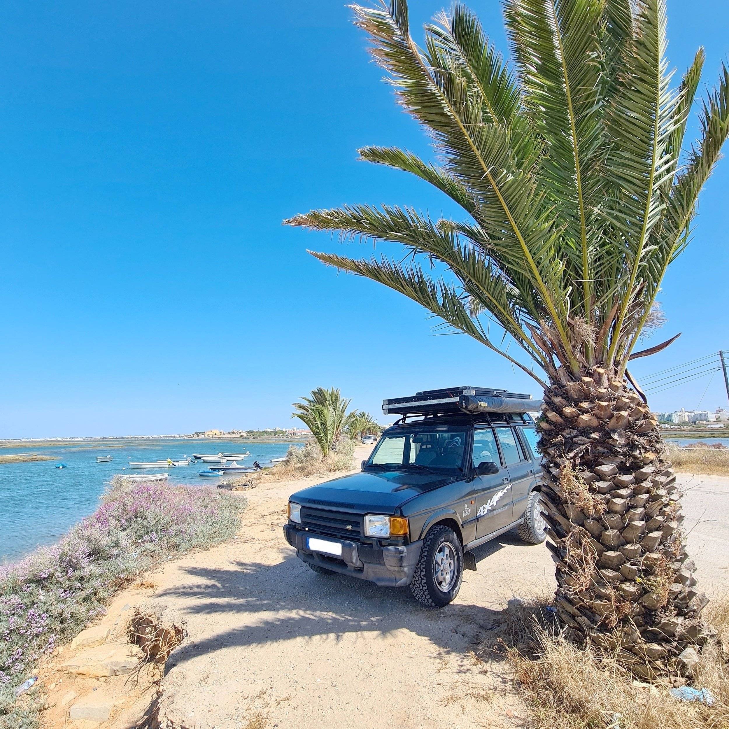 Front view from 3/4 Land Hover Land Rover - Yescapa