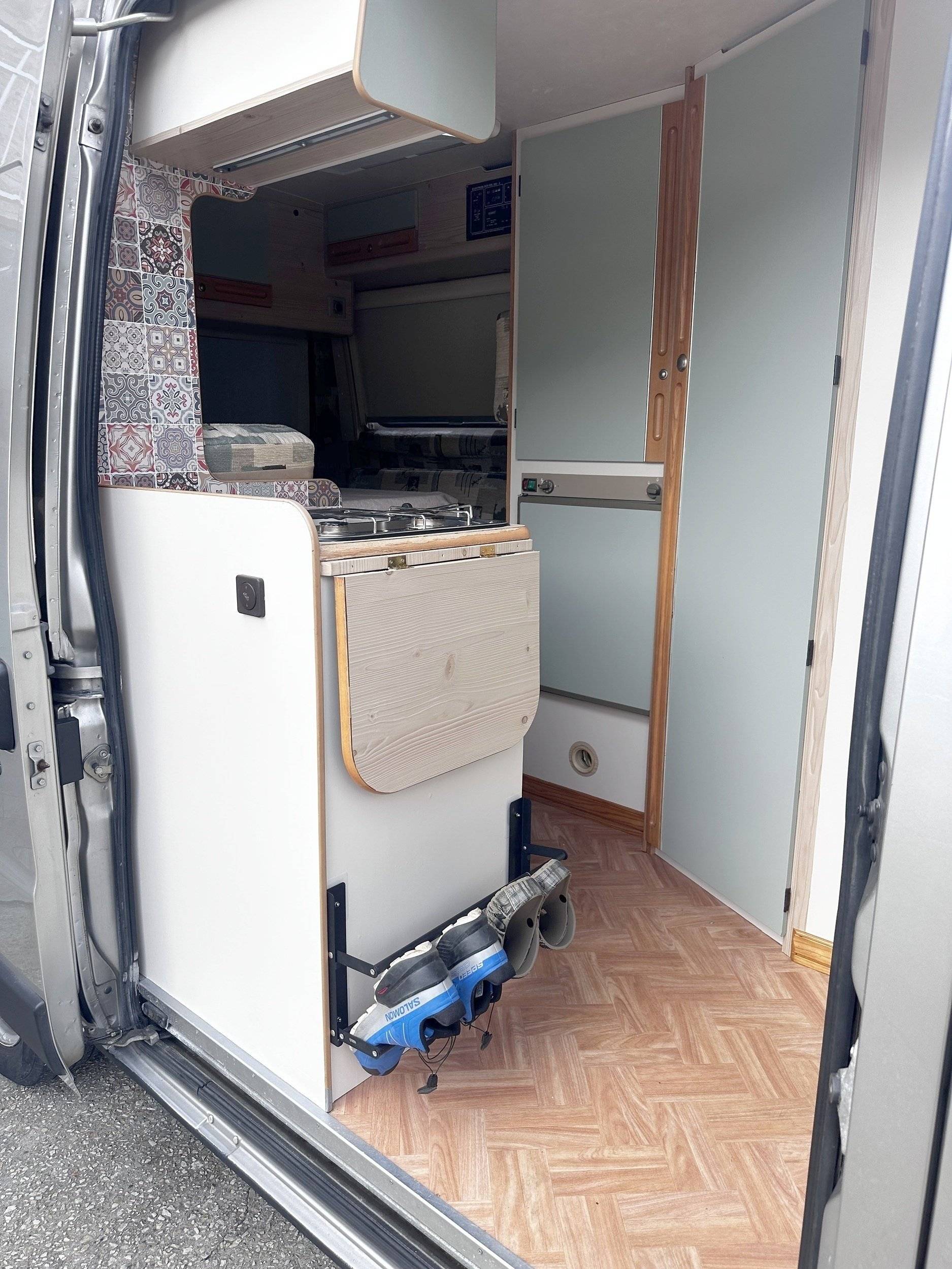 Vista parte trasera del vehículo Fiat 2.8 JTD 128 CV - Yescapa