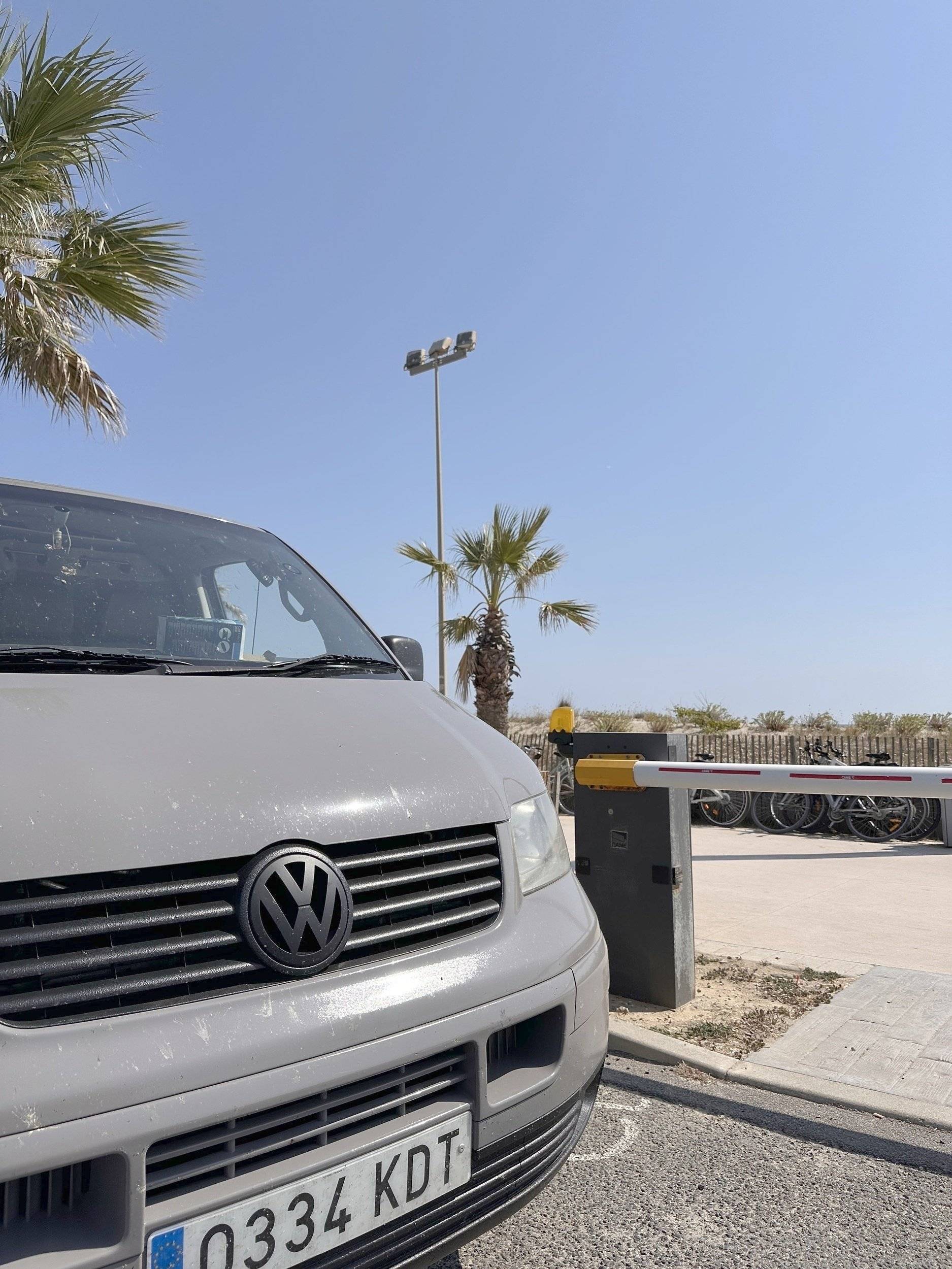 Vista del vehicle angle davanter Volkswagen Transporter - Yescapa