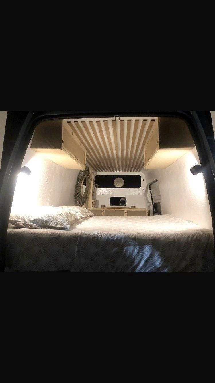 Couchages Ford Transit 2,2 l 115 ch - Yescapa