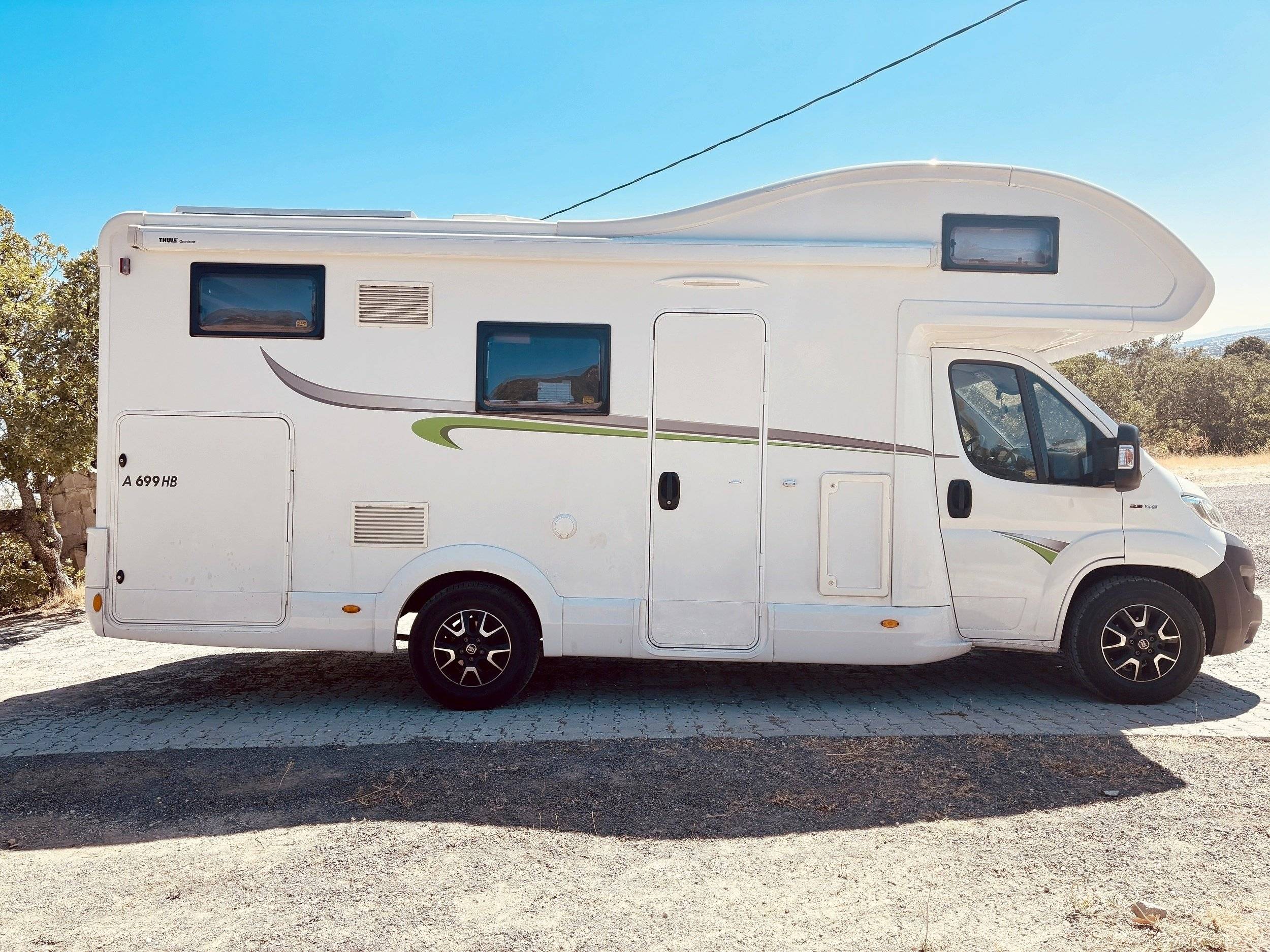 Vista frontale a ¾ Fiat 2,3 l 140ch - Yescapa