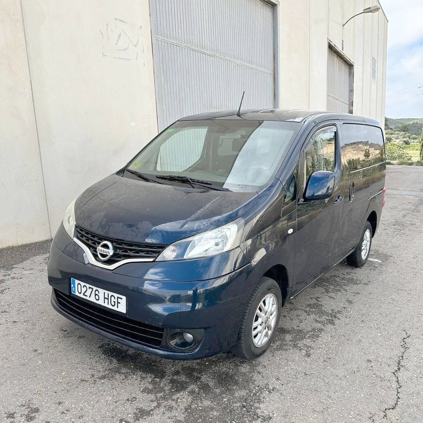 Vue avant de 3/4 Nissan Evalia NV200 - Yescapa