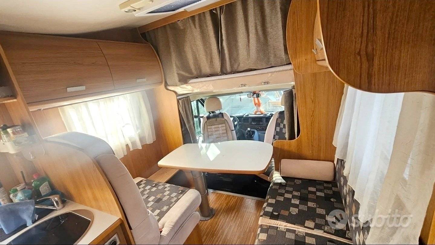 Área de jantar Ford Transit - Yescapa