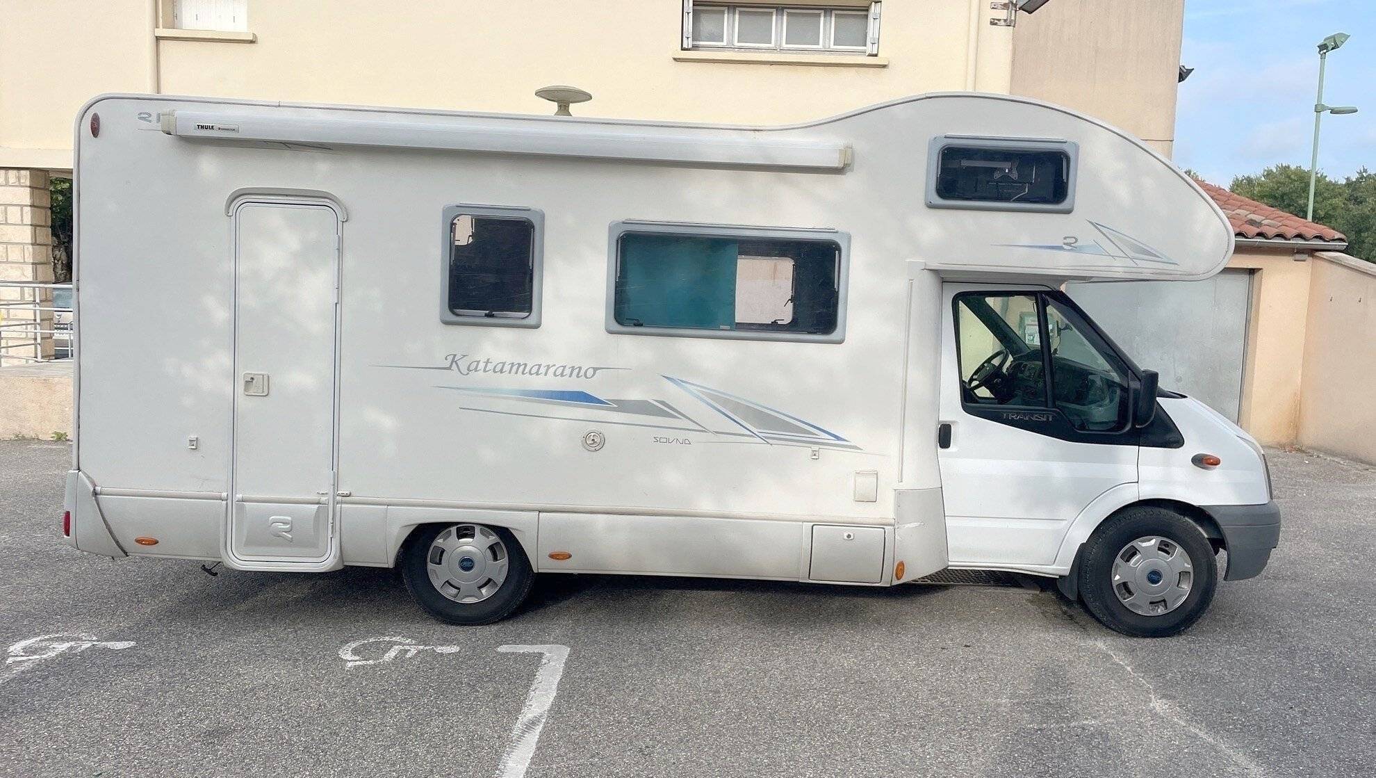 Vista del vehicle angle davanter Ford - Yescapa