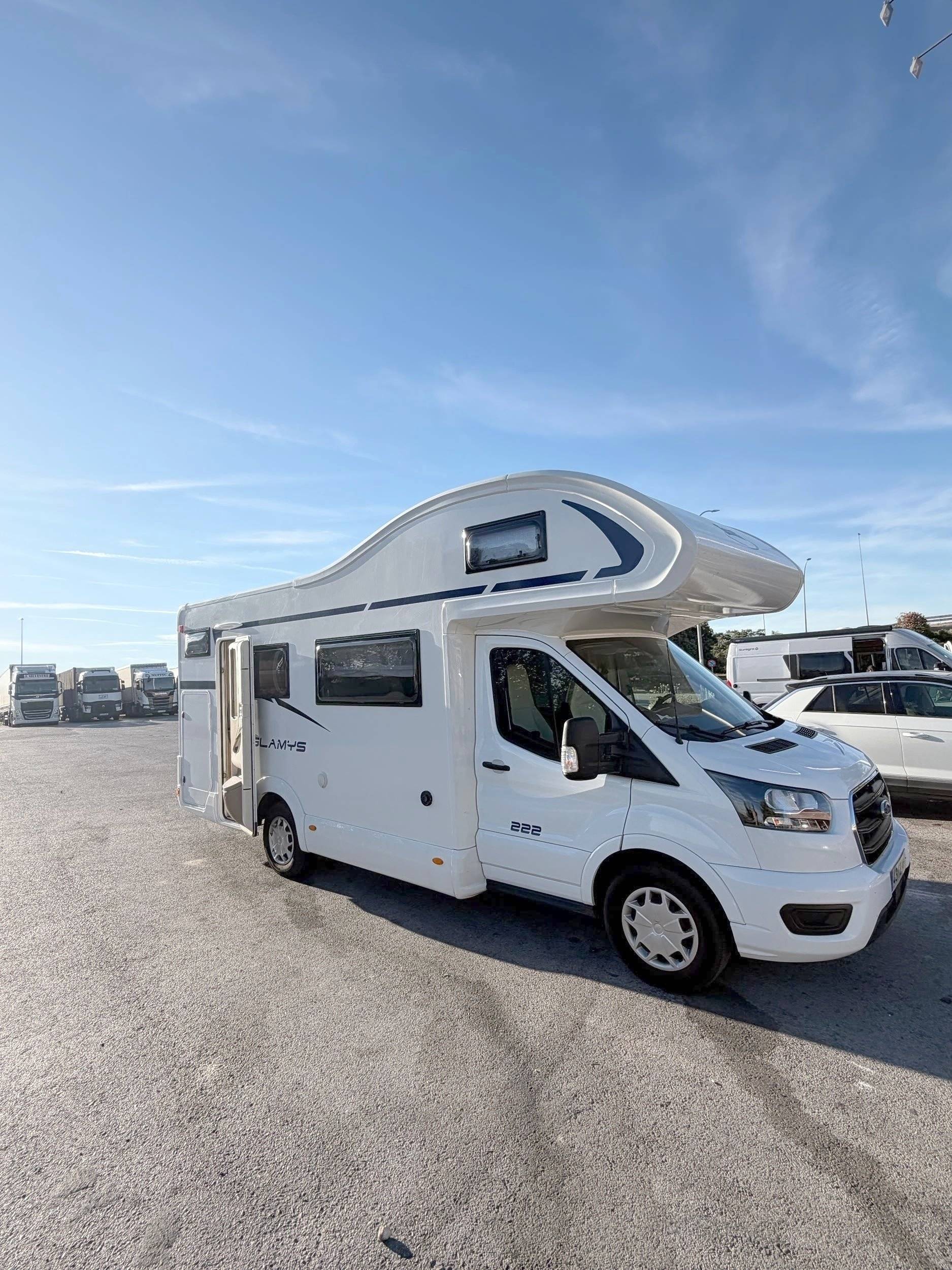 Vista de 3/4 Ford Transit 2,0 l 155 ch - Yescapa
