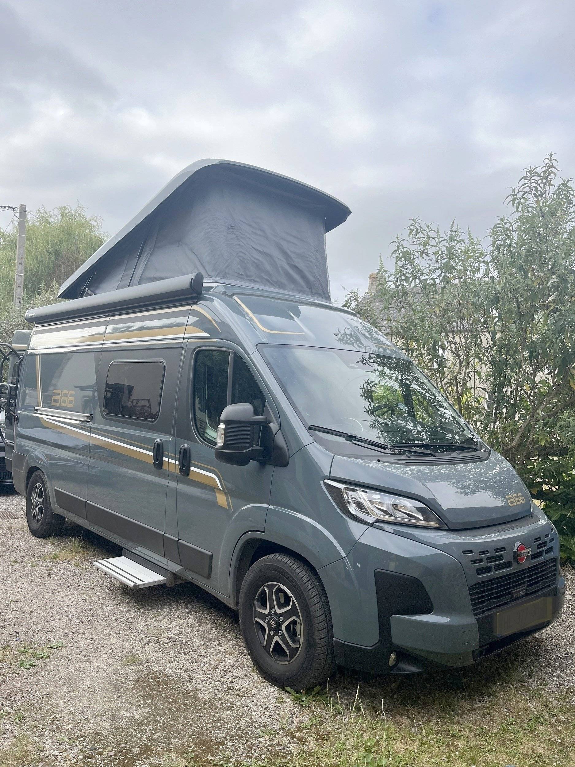schräge Vorderansicht Fiat Ducato 2,2 l Multijet 140 ch. - Yescapa