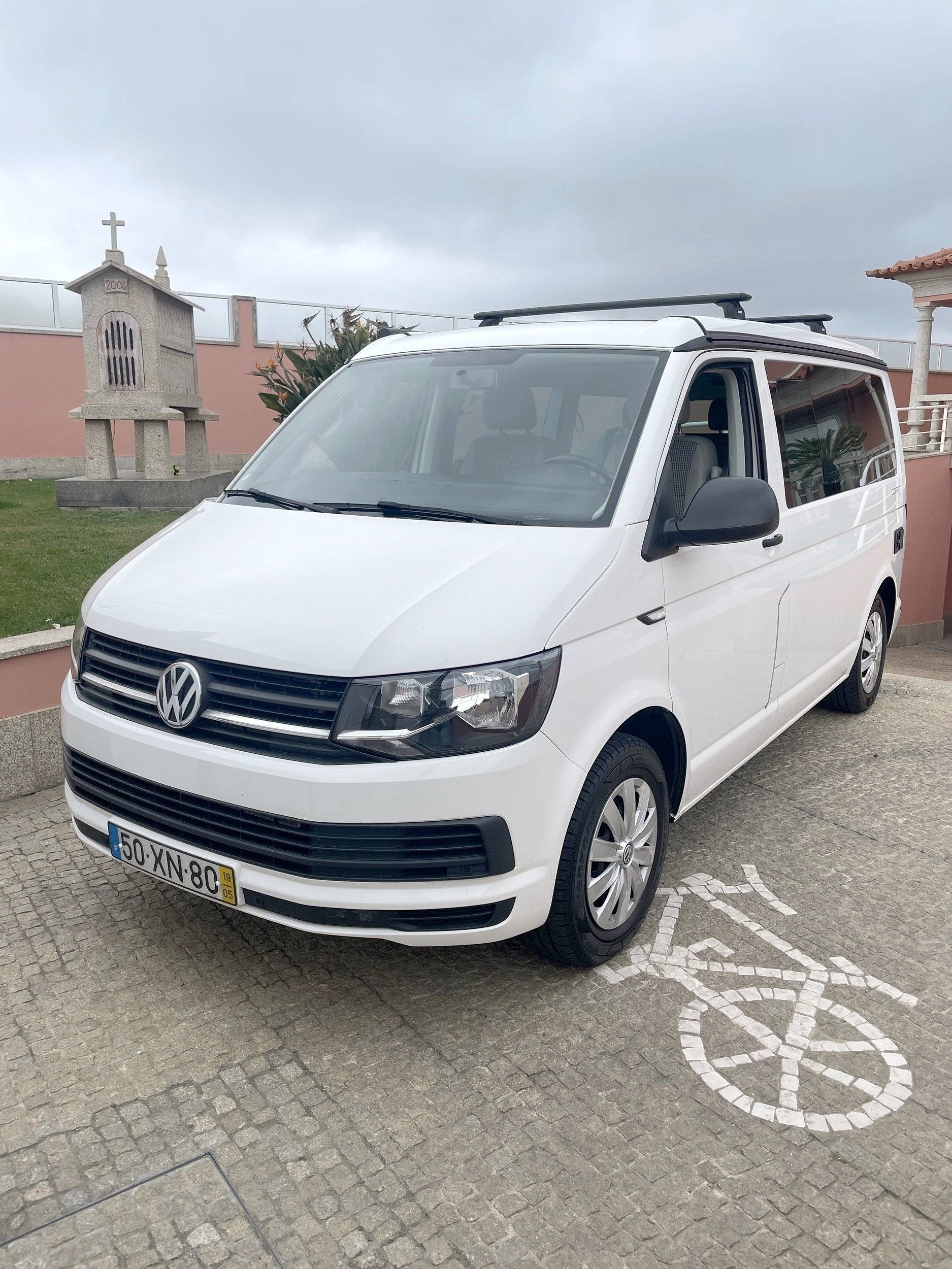 Vue avant de 3/4 Volkswagen Volkswagen T6 California Coast - Yescapa