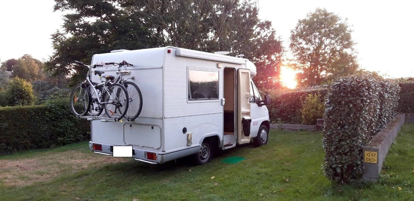Vue avant de 3/4 Fiat 2,3 l 130 ch - Yescapa