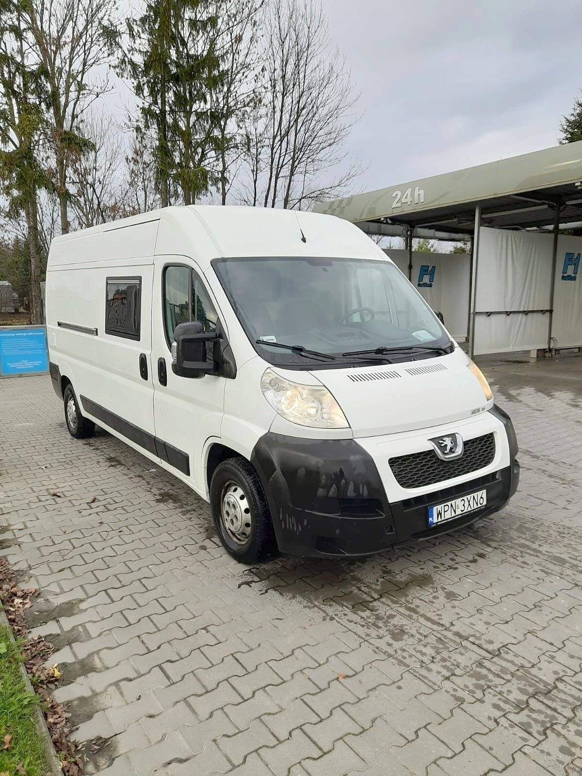 Vista del vehículo ángulo delantero Peugeot Boxer 3,0 HDI 160 ch - Yescapa