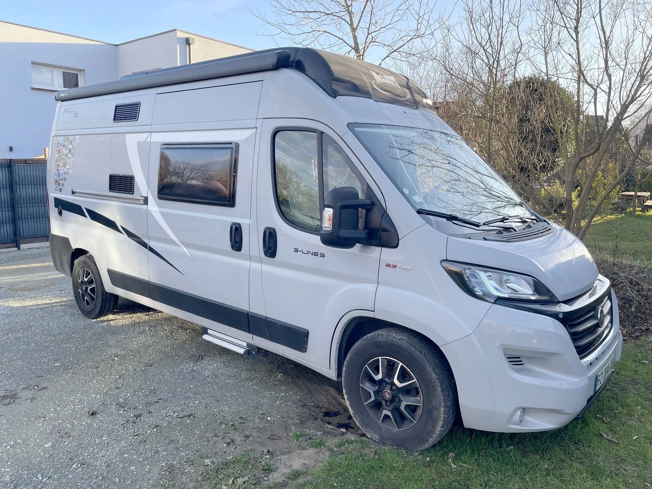 Vista de 3/4 Fiat Ducato 2,3 l Multijet 140 - Yescapa