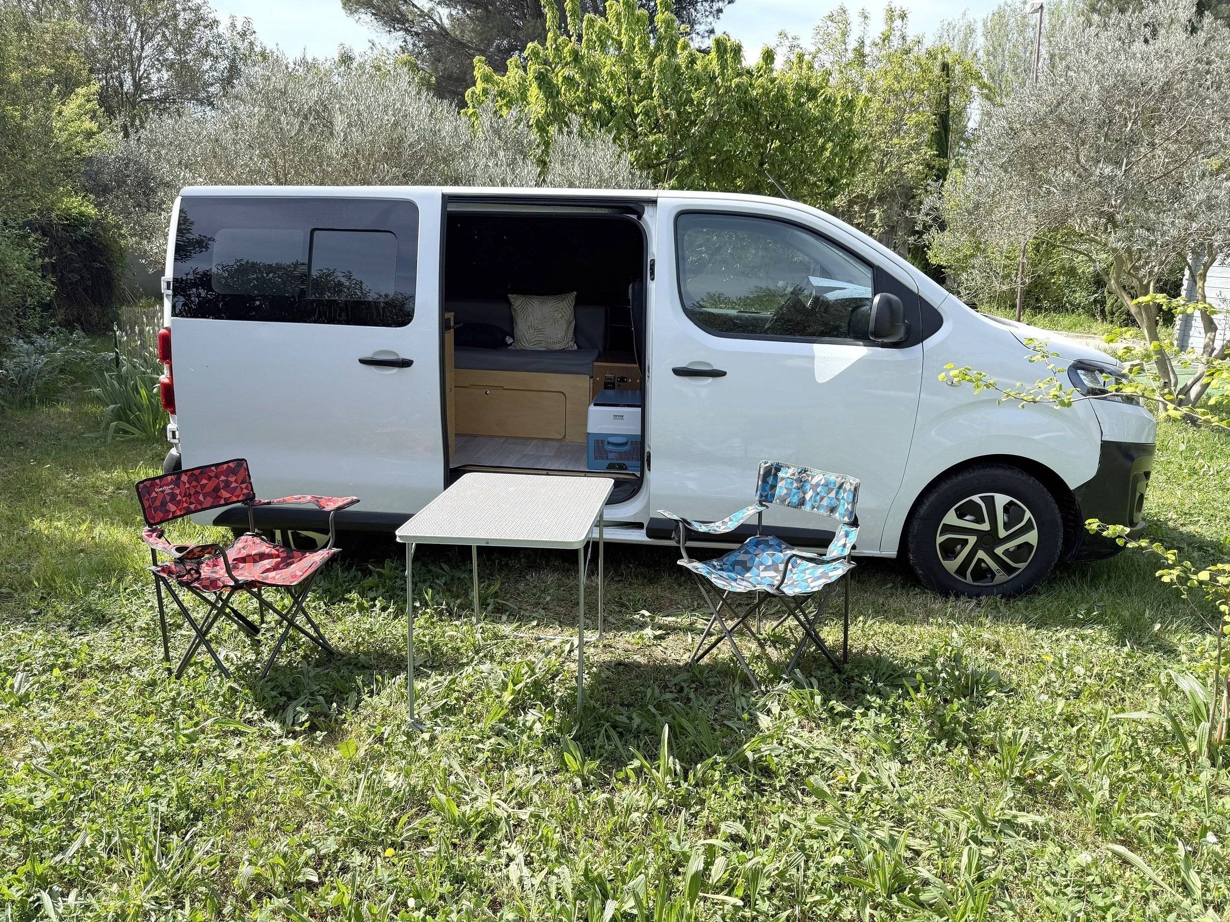 Área de jantar Citroën Jumpy - Yescapa