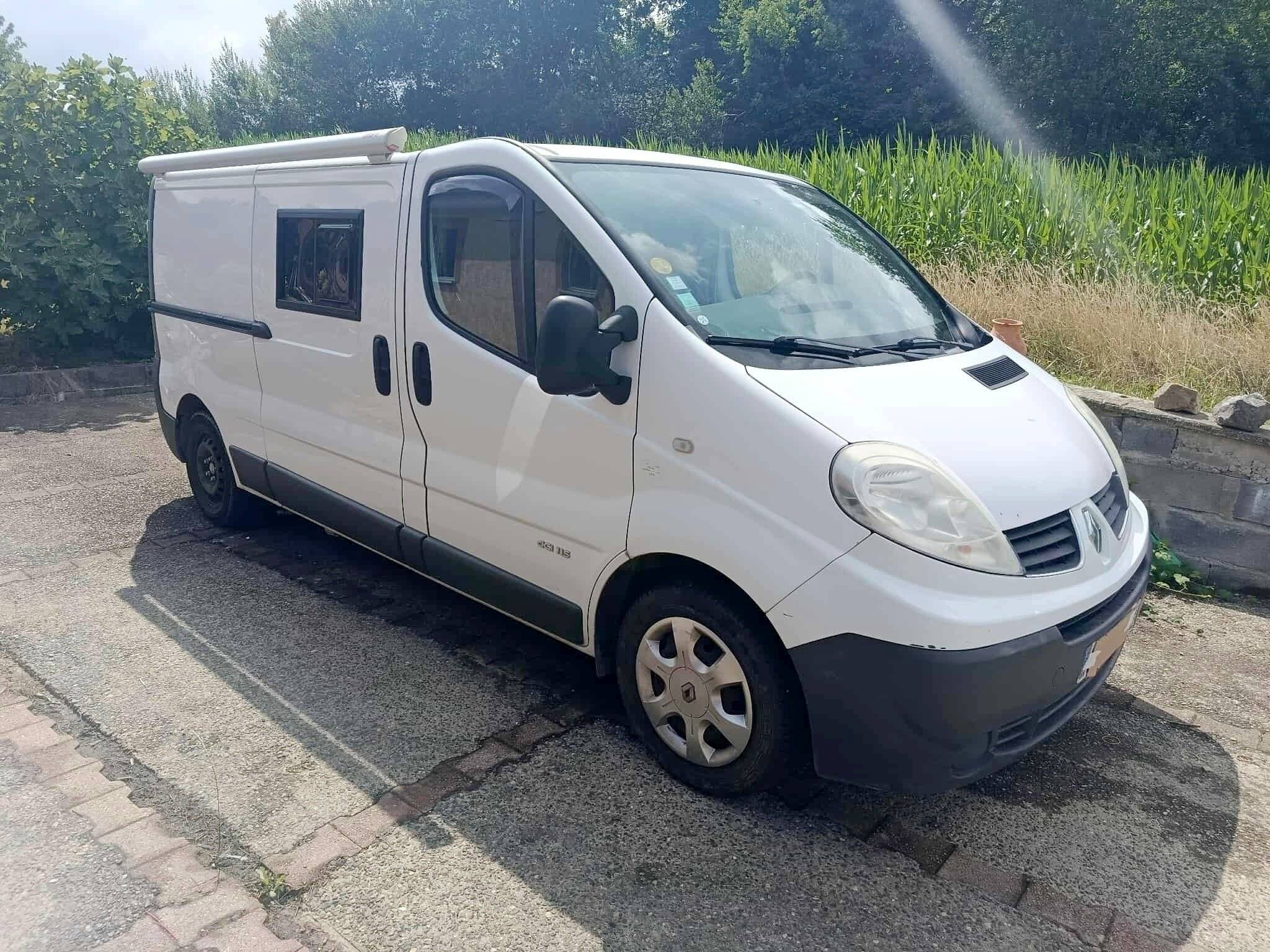 Vista del vehículo ángulo delantero Renault Renault trafic 2.0 DCI - Yescapa