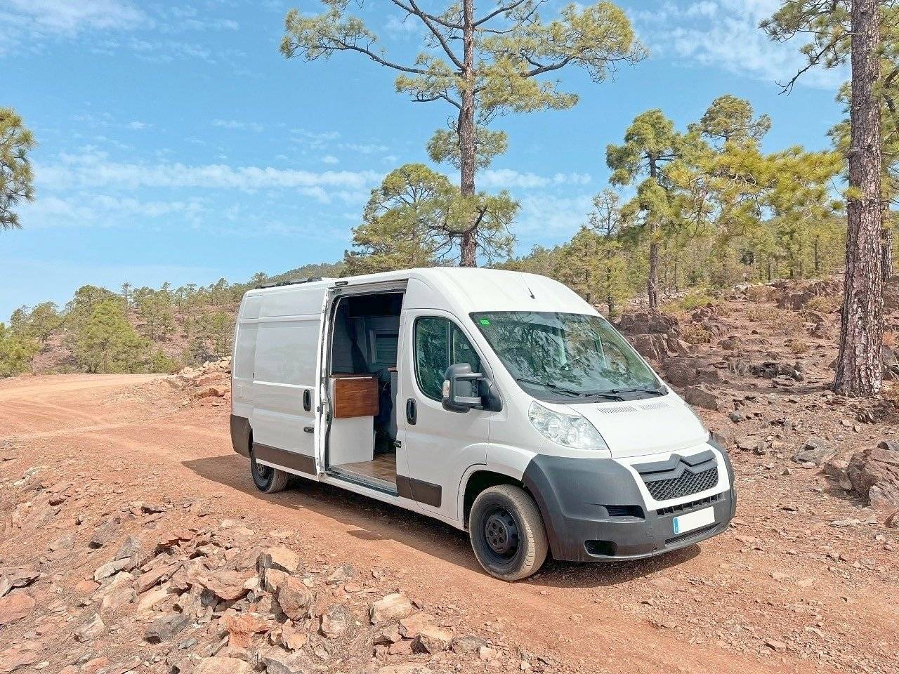 Vue avant de 3/4 Citroën Jumper 2,2 l 130 ch - Yescapa