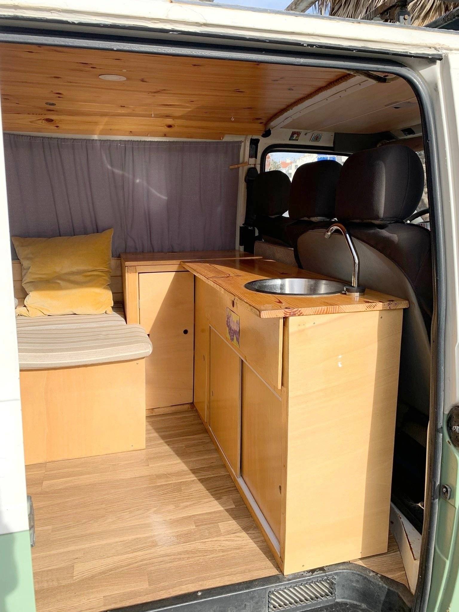 Dinette Volkswagen Transporter T4 2.4D - Yescapa