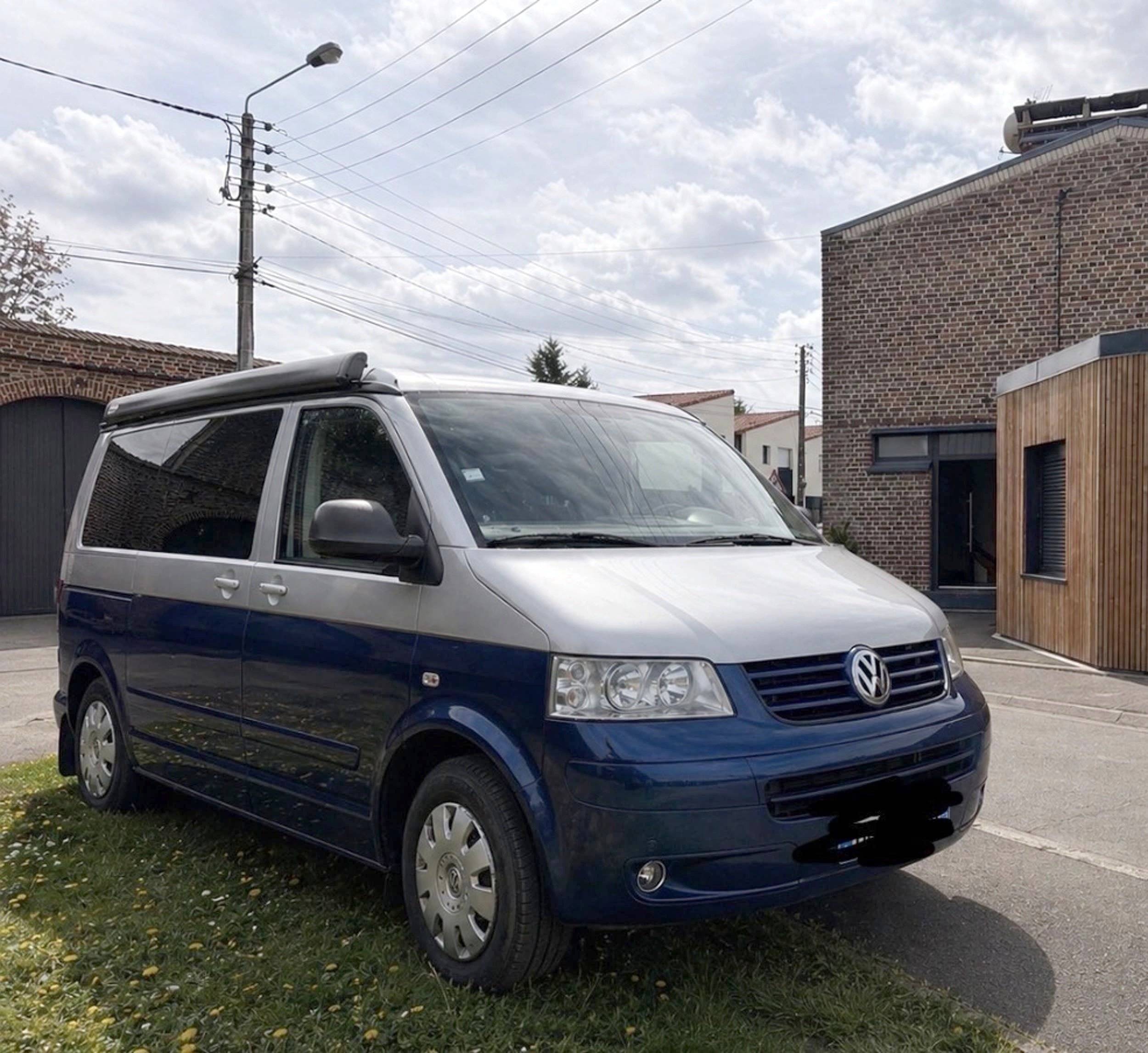 Vista del vehículo ángulo delantero Volkswagen T5 2,5 l 140 ch - Yescapa