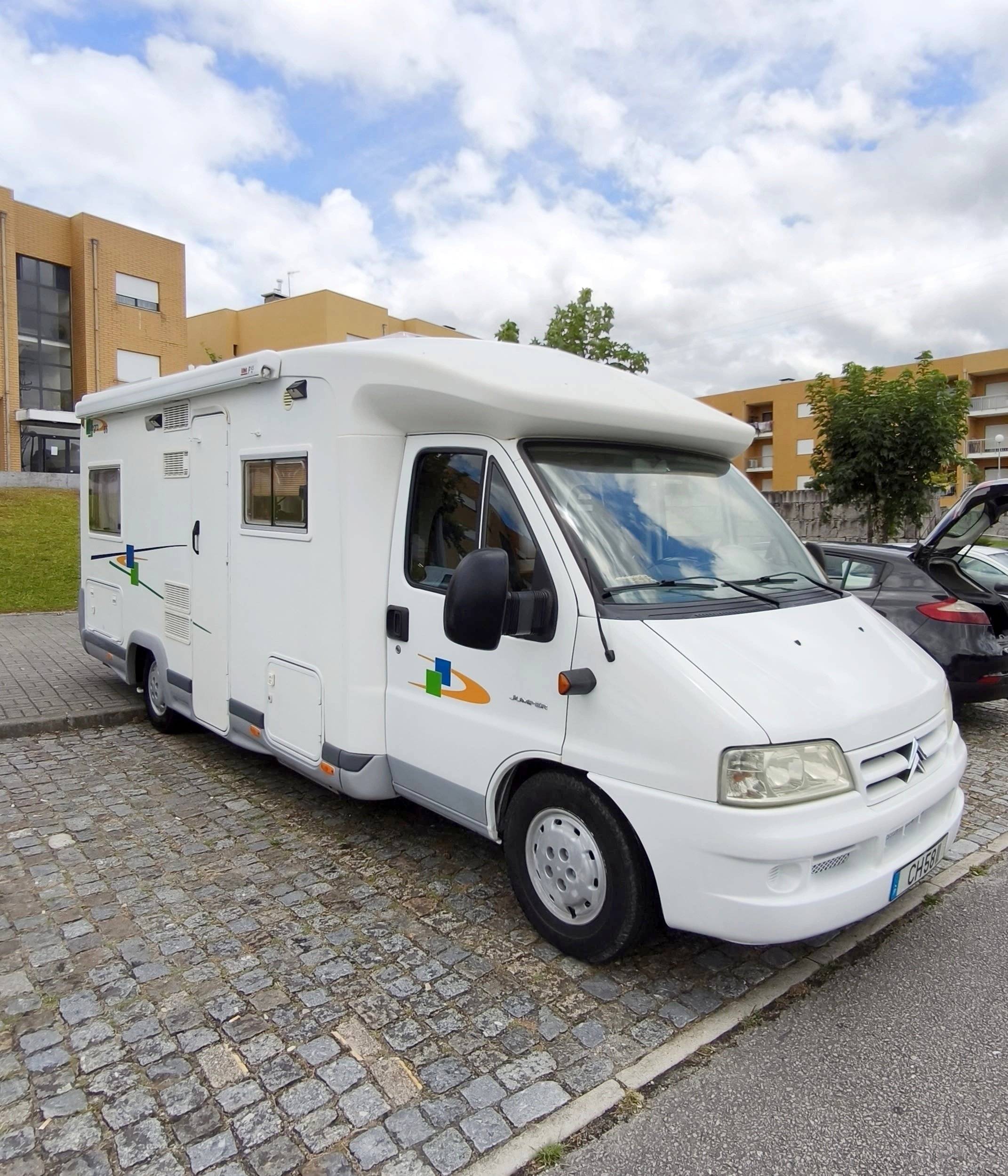 Front view from 3/4 Citroën JUMPER 2.8 - Yescapa