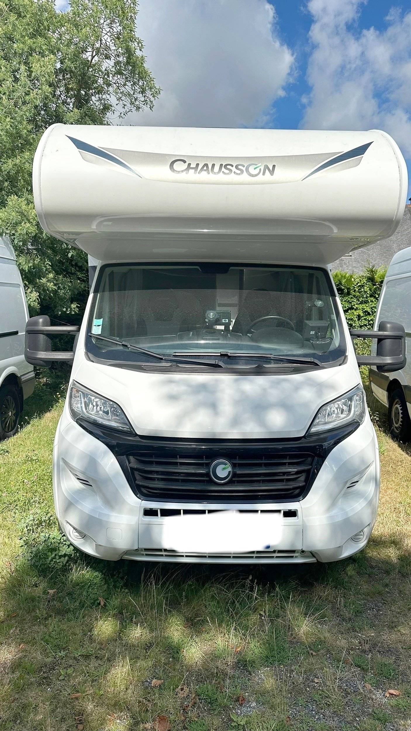 Vue avant de 3/4 Fiat 2,3 l 130 ch. - Yescapa