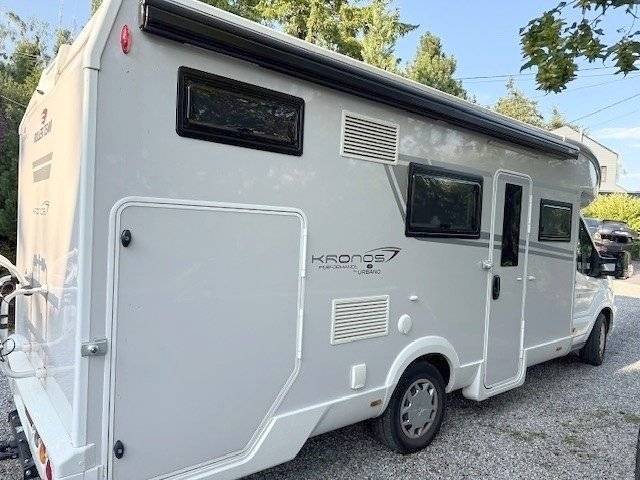 Front view from 3/4 Ford - Yescapa
