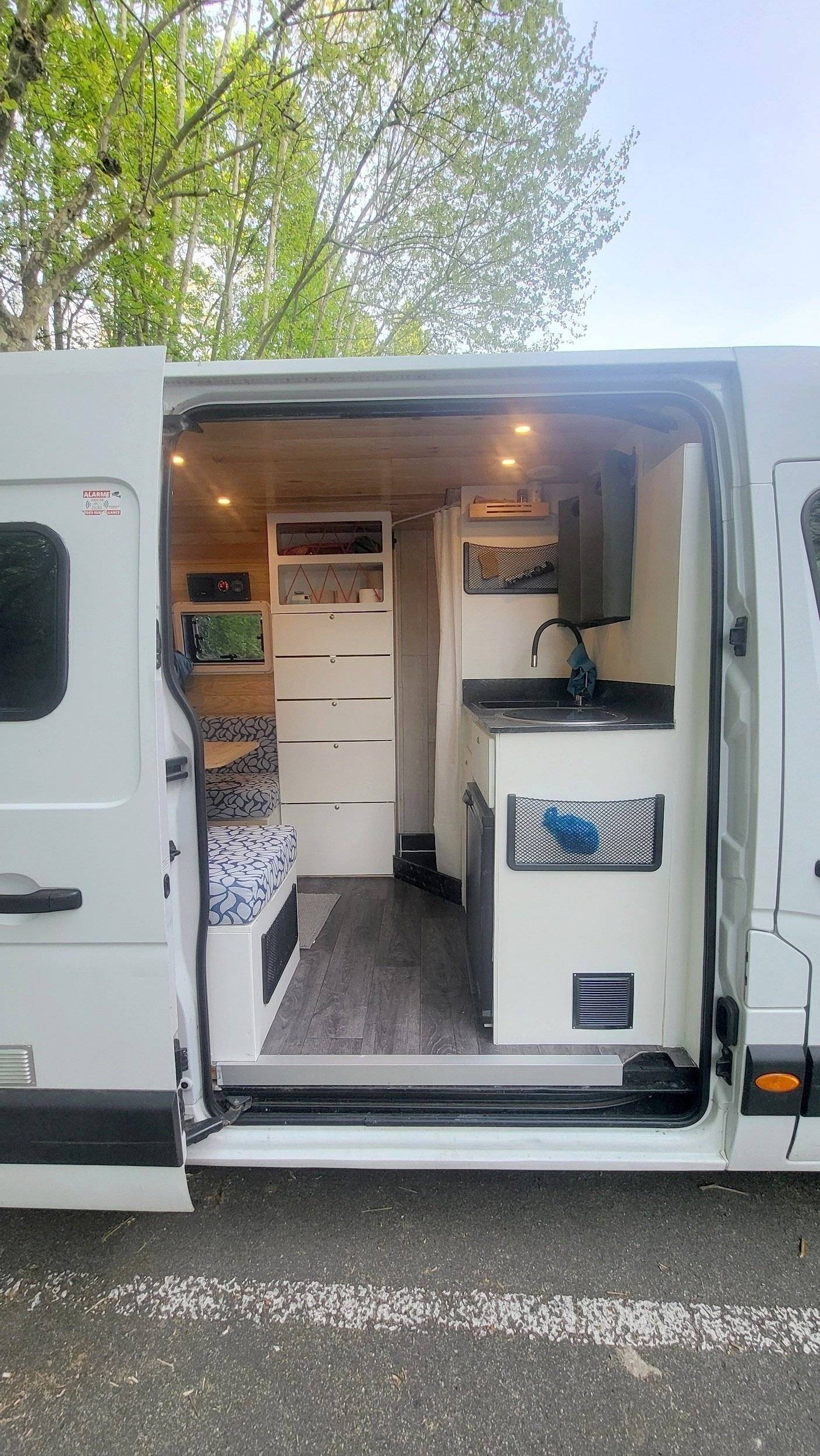 Vista de 3/4 Renault Master 3 - Yescapa