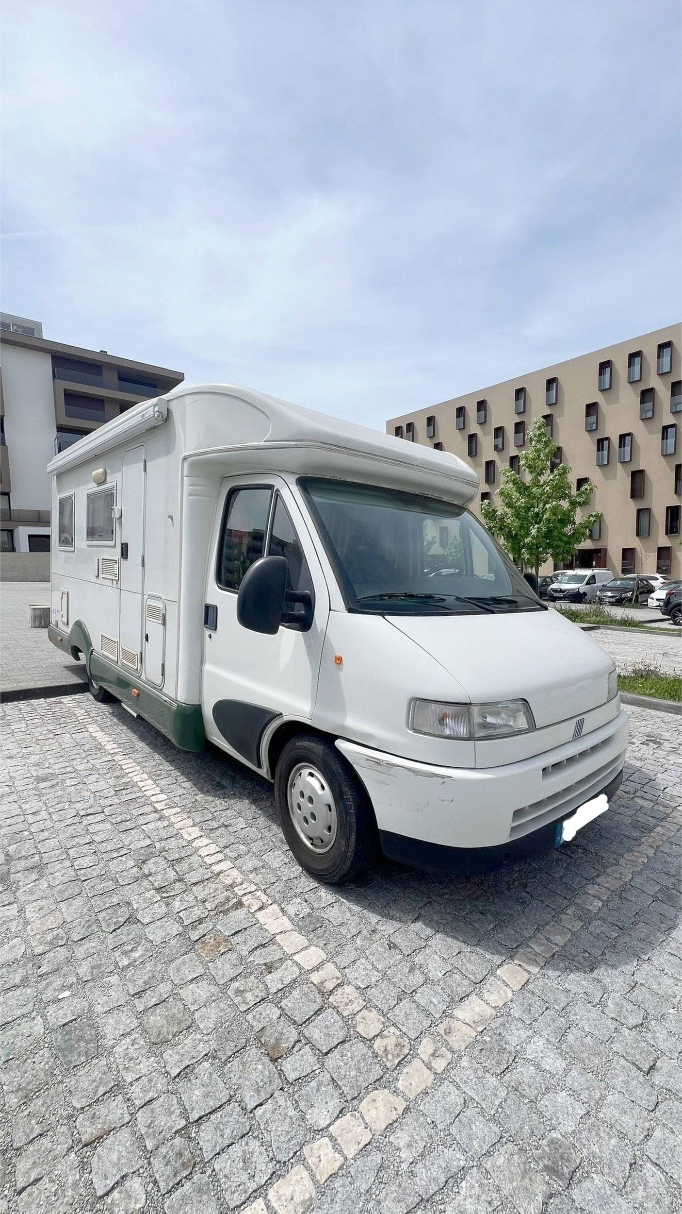 Vista de 3/4 Fiat Ducato 2.8 JTD - Yescapa