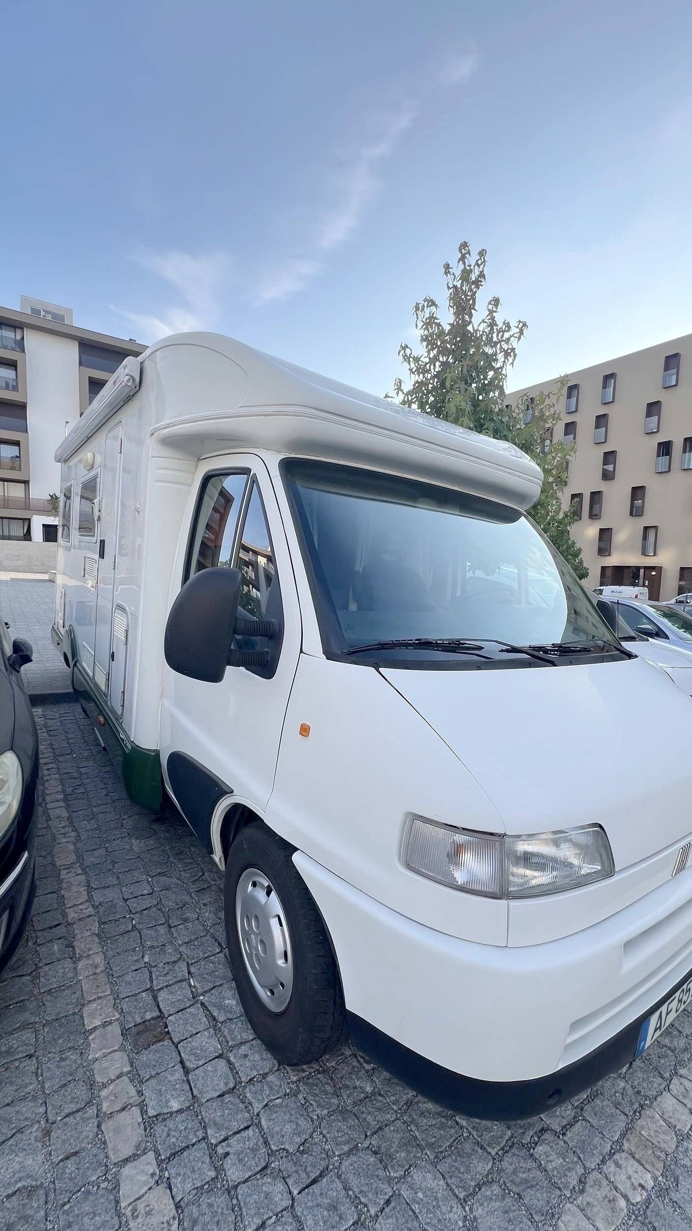 Vista frontale a ¾ Fiat Ducato 2.8 JTD - Yescapa