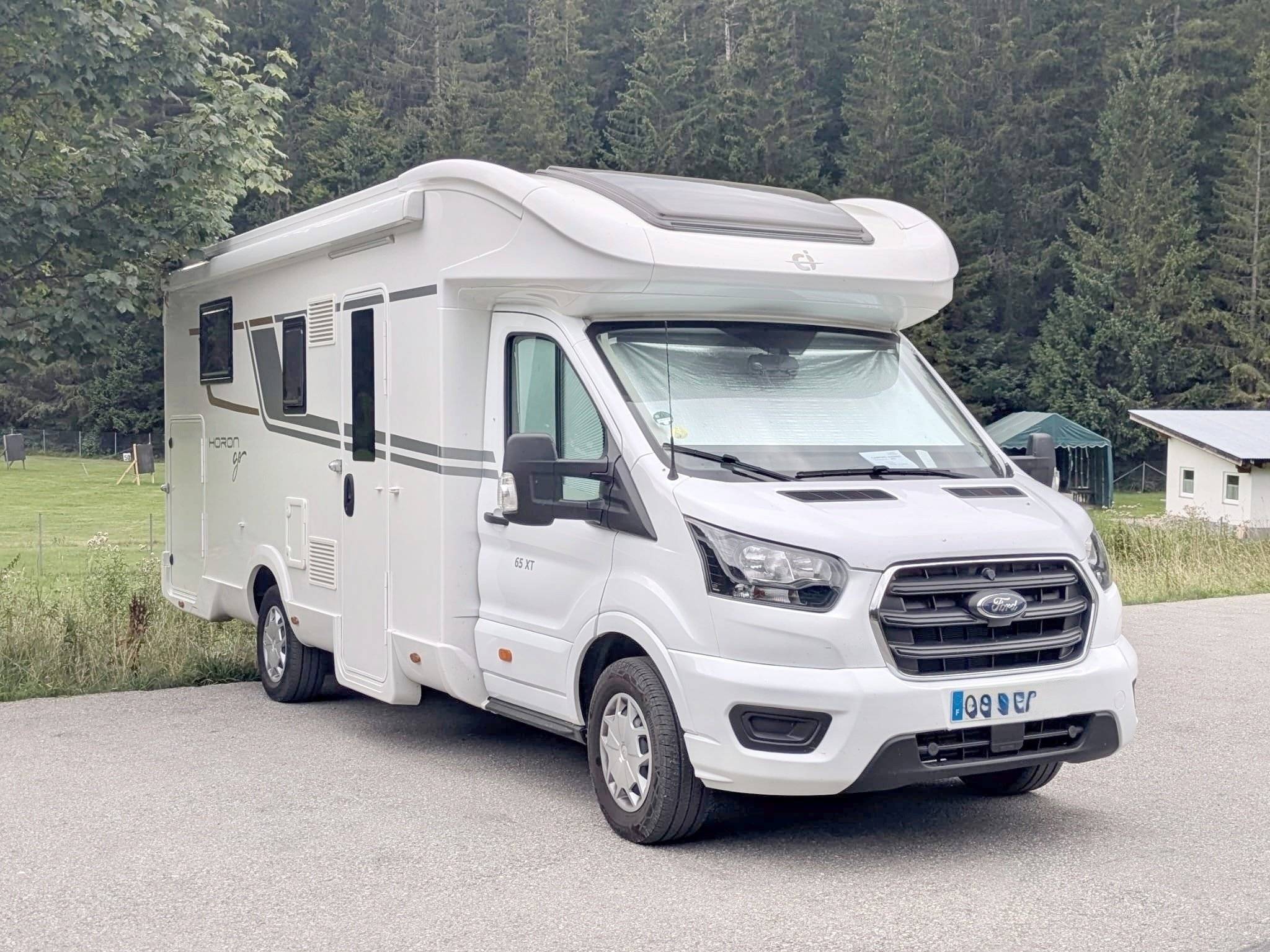 Front view from 3/4 Ford 170 cv manuel - Yescapa