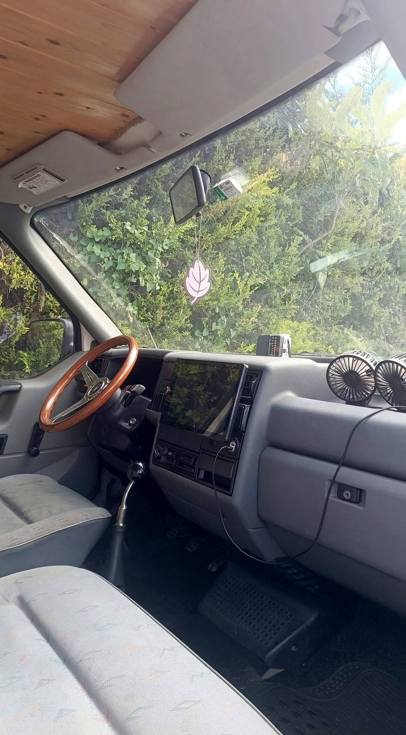 Dining Area Volkswagen Transporter T4 - Yescapa