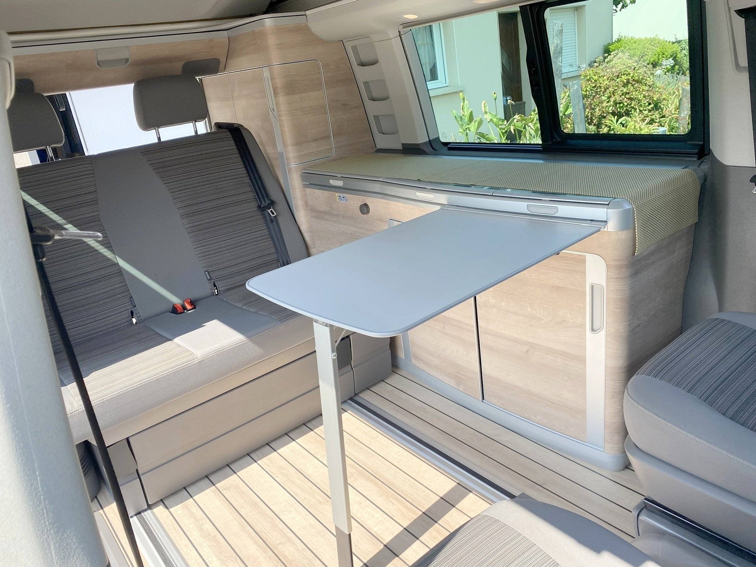 Área de jantar Volkswagen T6.1 California Coast 150ch - Yescapa