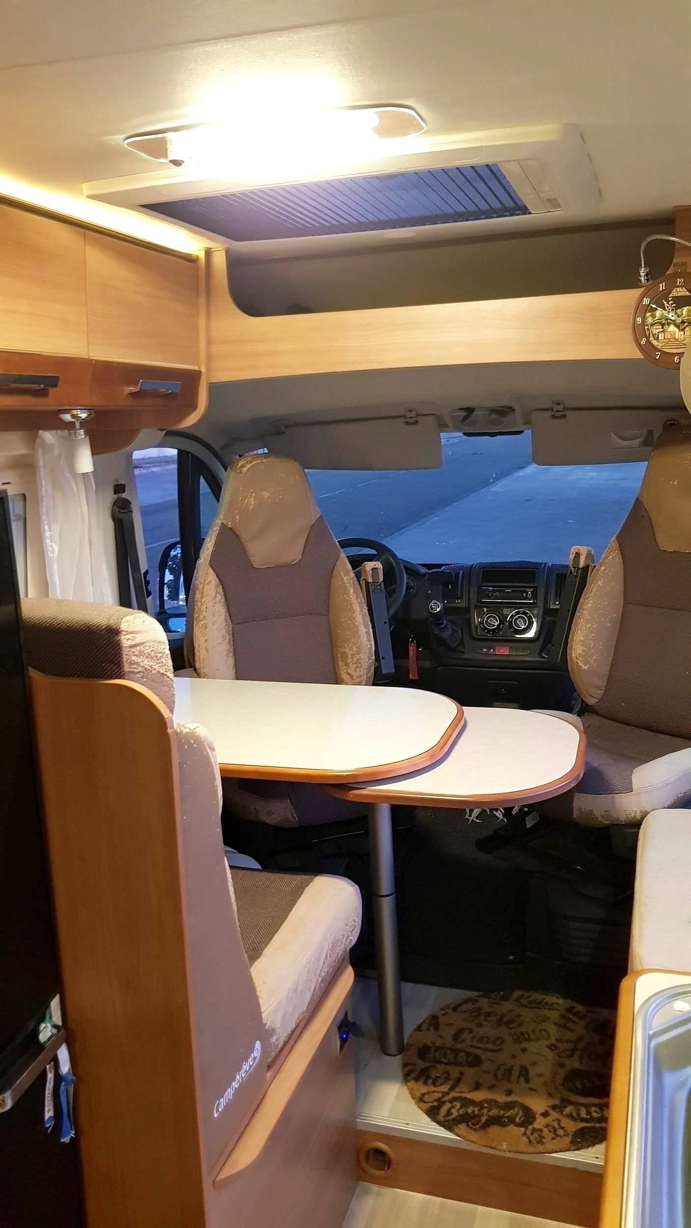 Área de jantar Fiat Ducato 2,2 l Multijet 130 ch. - Yescapa