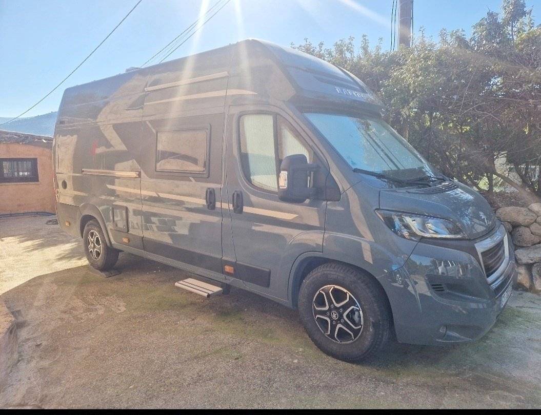 Vista del vehículo ángulo delantero Peugeot - Yescapa