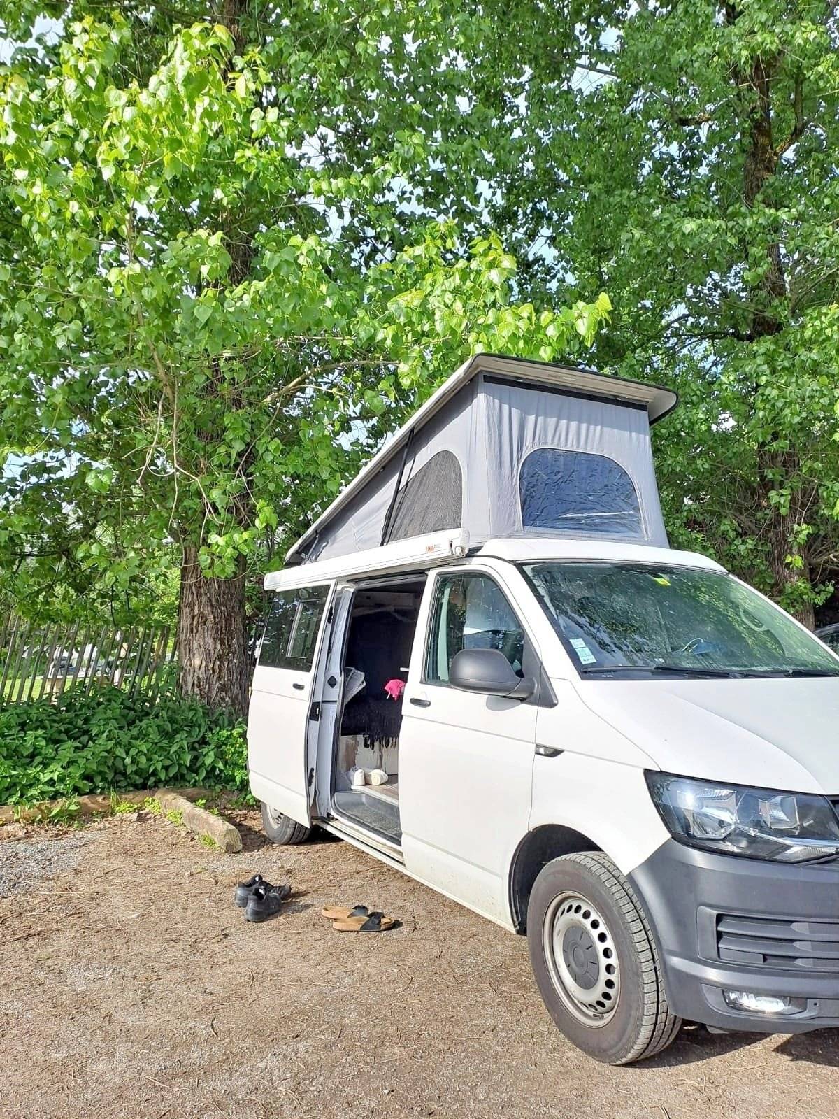 Front view from 3/4 Volkswagen T5 2 l 140 ch - Yescapa