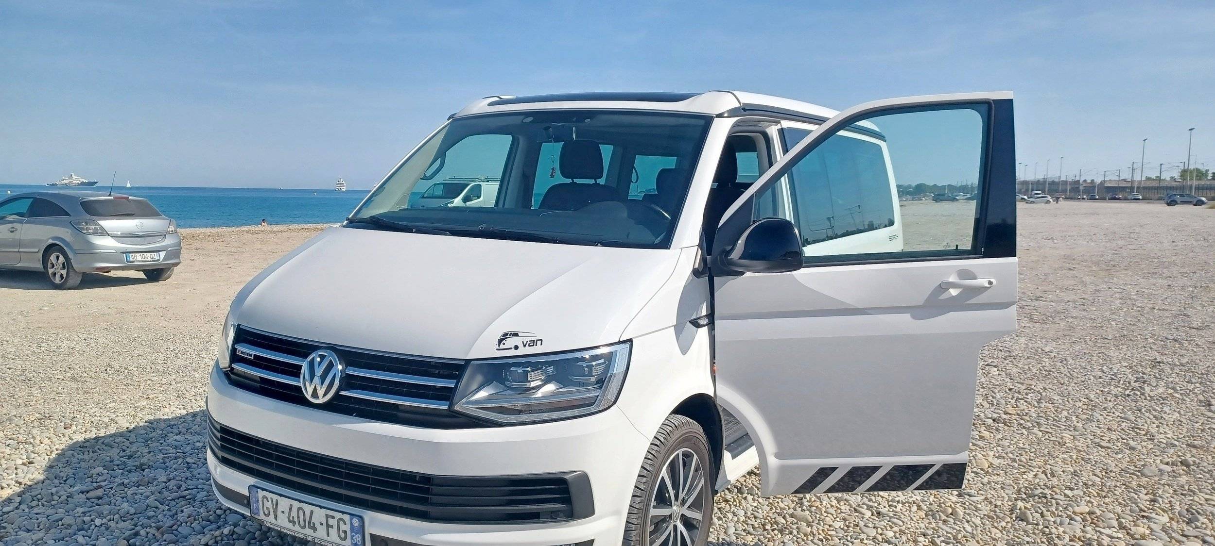 Vista de 3/4 Volkswagen California Beach T6 - Yescapa