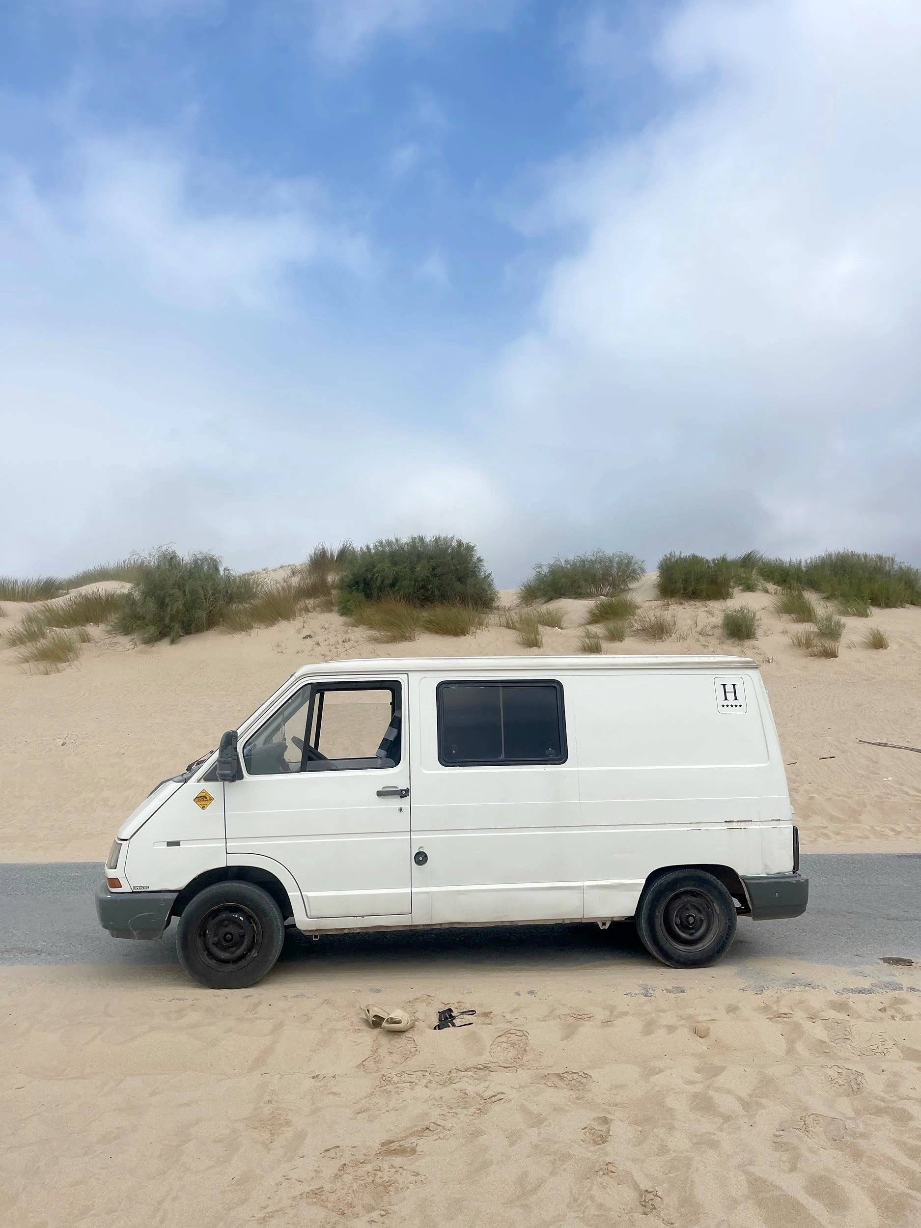Vue avant de 3/4 Renault Trafic 2.1D - Yescapa