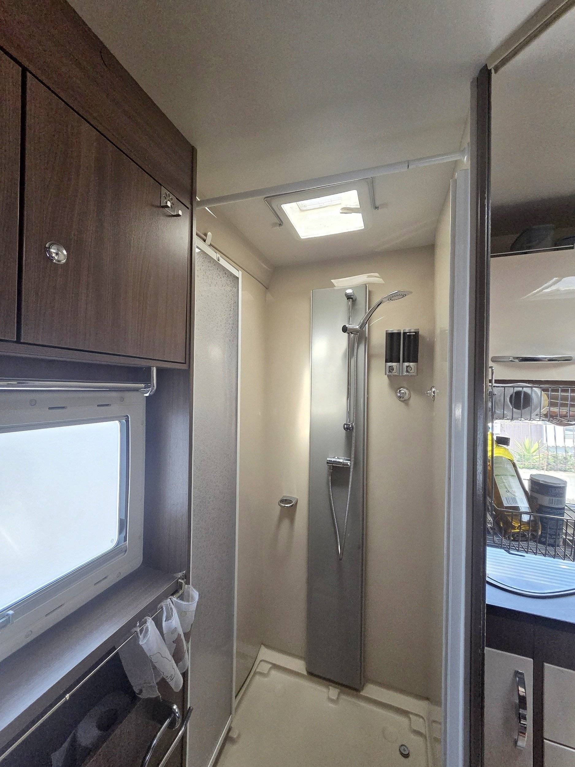 Área de jantar Ford Custom 2,2 l 130 ch - Yescapa