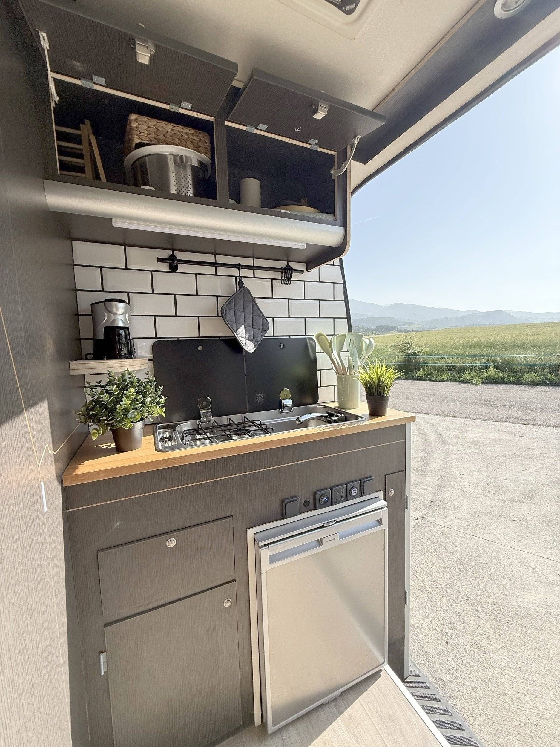 Angolo cucina Mercedes Sprinter - Yescapa