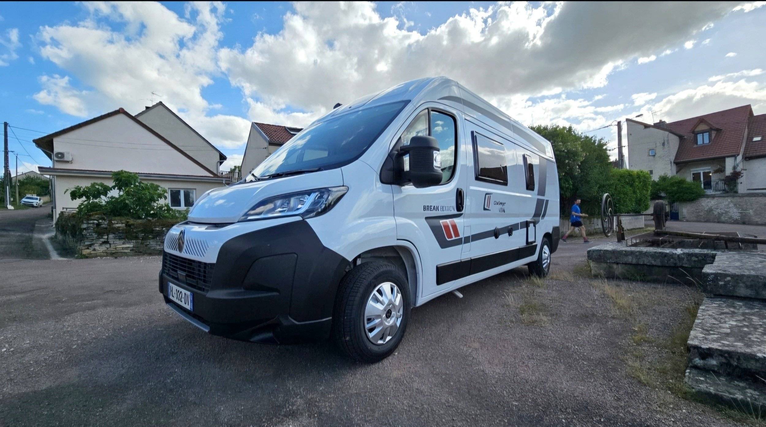 Front view from 3/4 Citroën - Yescapa