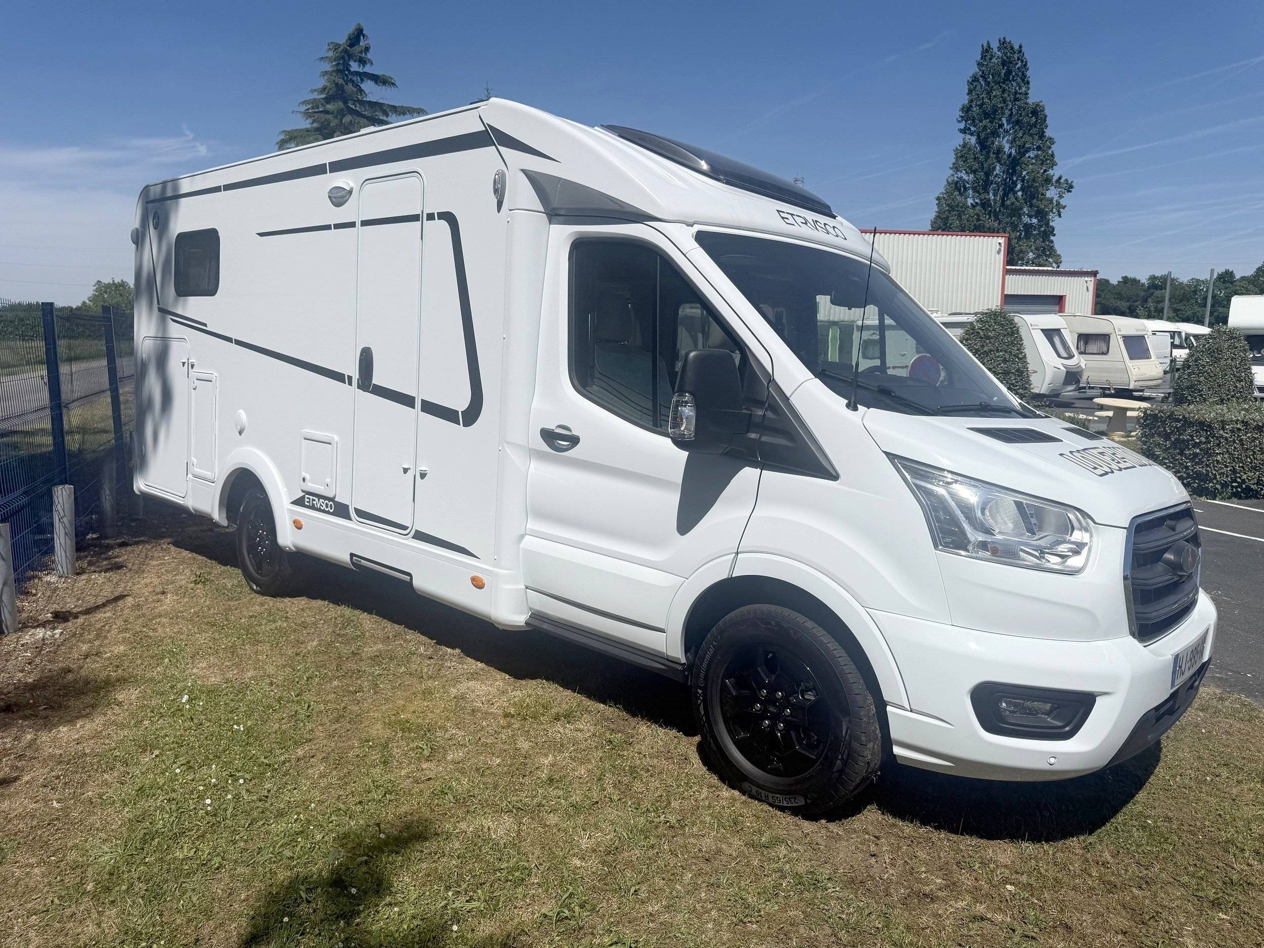 Vista de 3/4 Ford Ford Transit - Yescapa