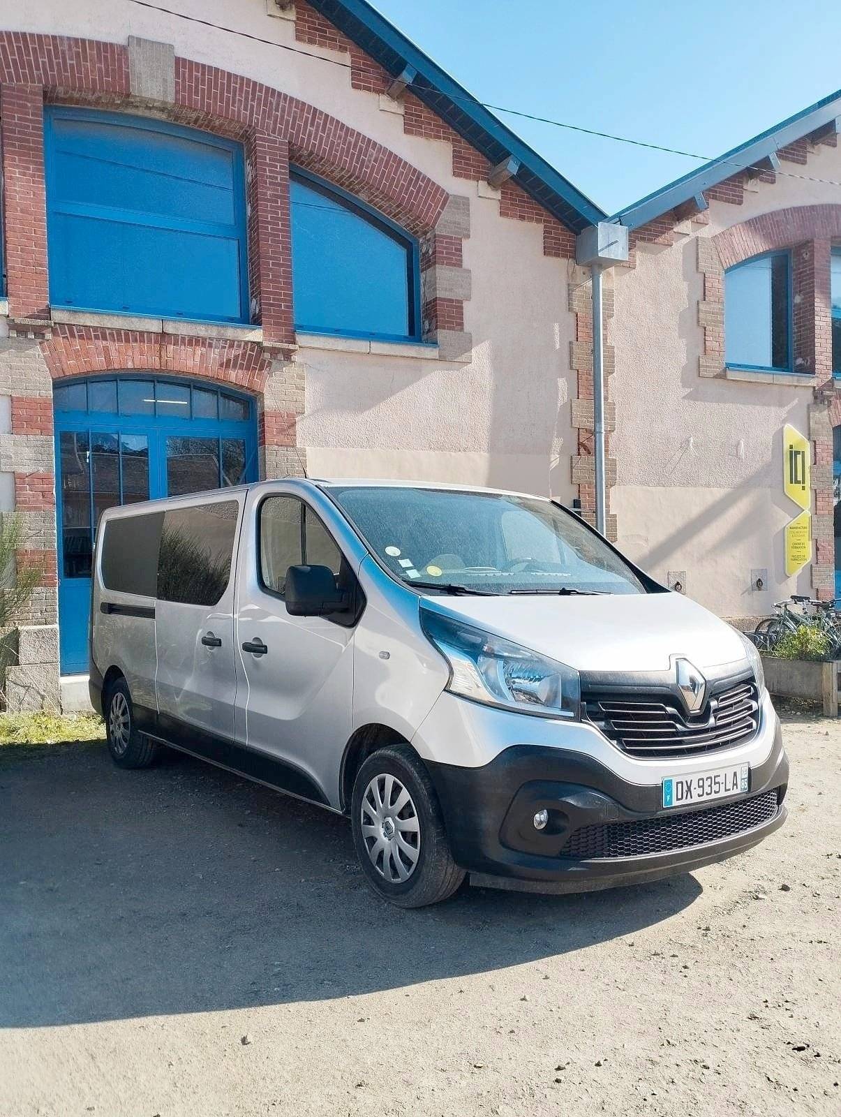 Vue avant de 3/4 Renault Renault Trafic - Yescapa