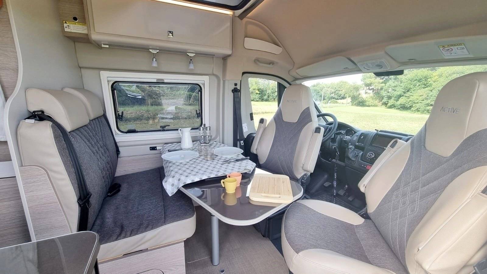 Dining Area Citroën 2.2L 140CV - Yescapa