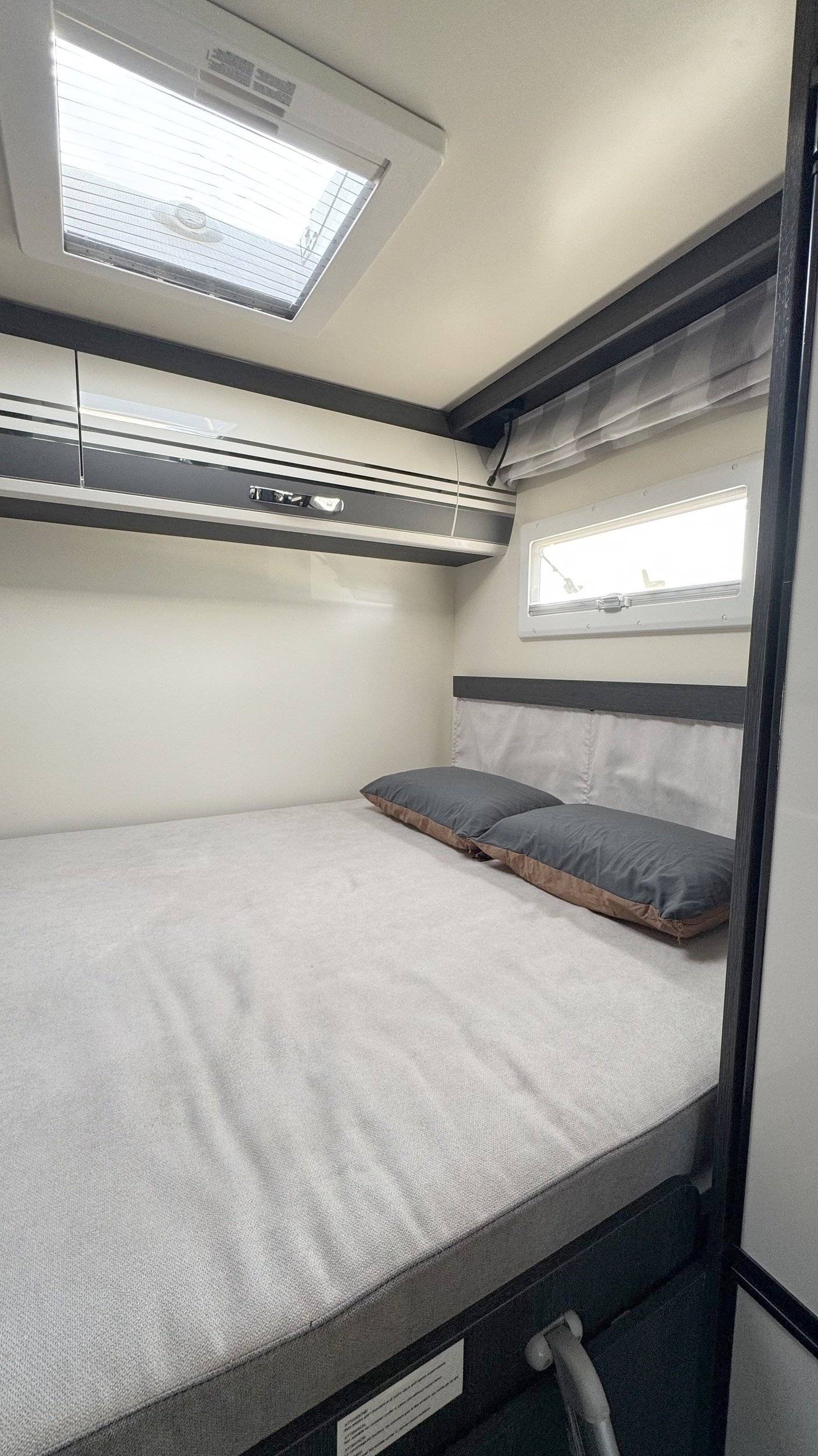 Plazas en cama Ford Transit 2.0 TDI 170 CV - Yescapa