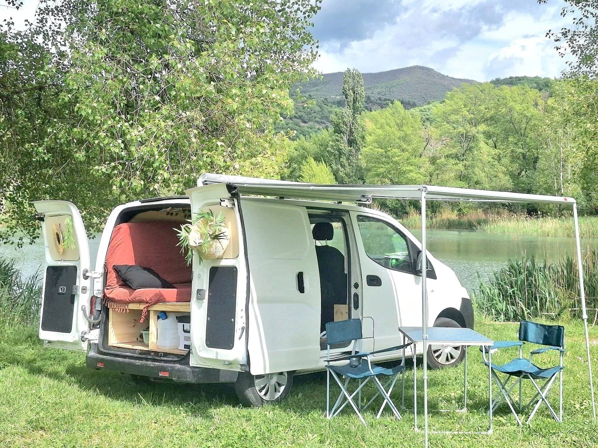 Vue avant de 3/4 Nissan - Yescapa