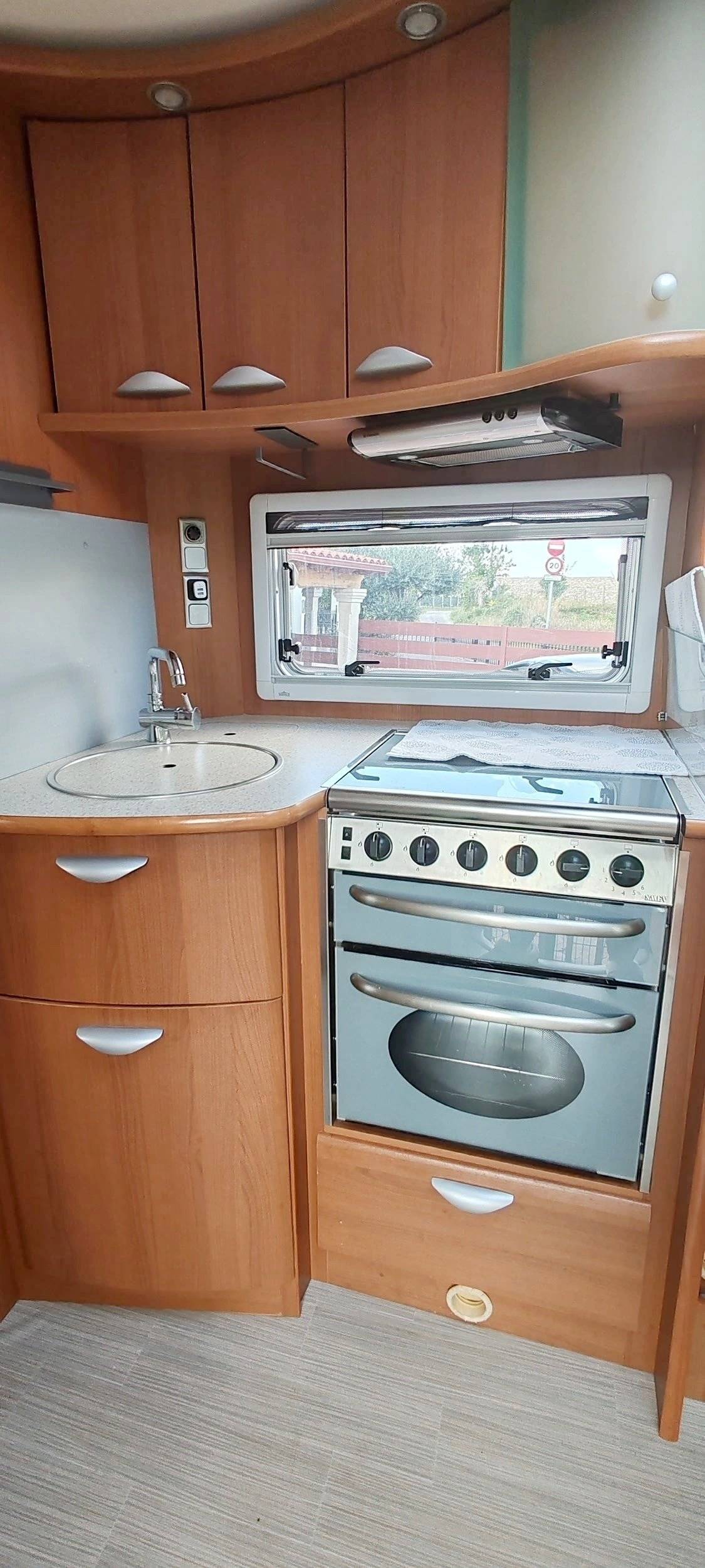 Kitchen Mercedes VIANO V6 3.0 - Yescapa