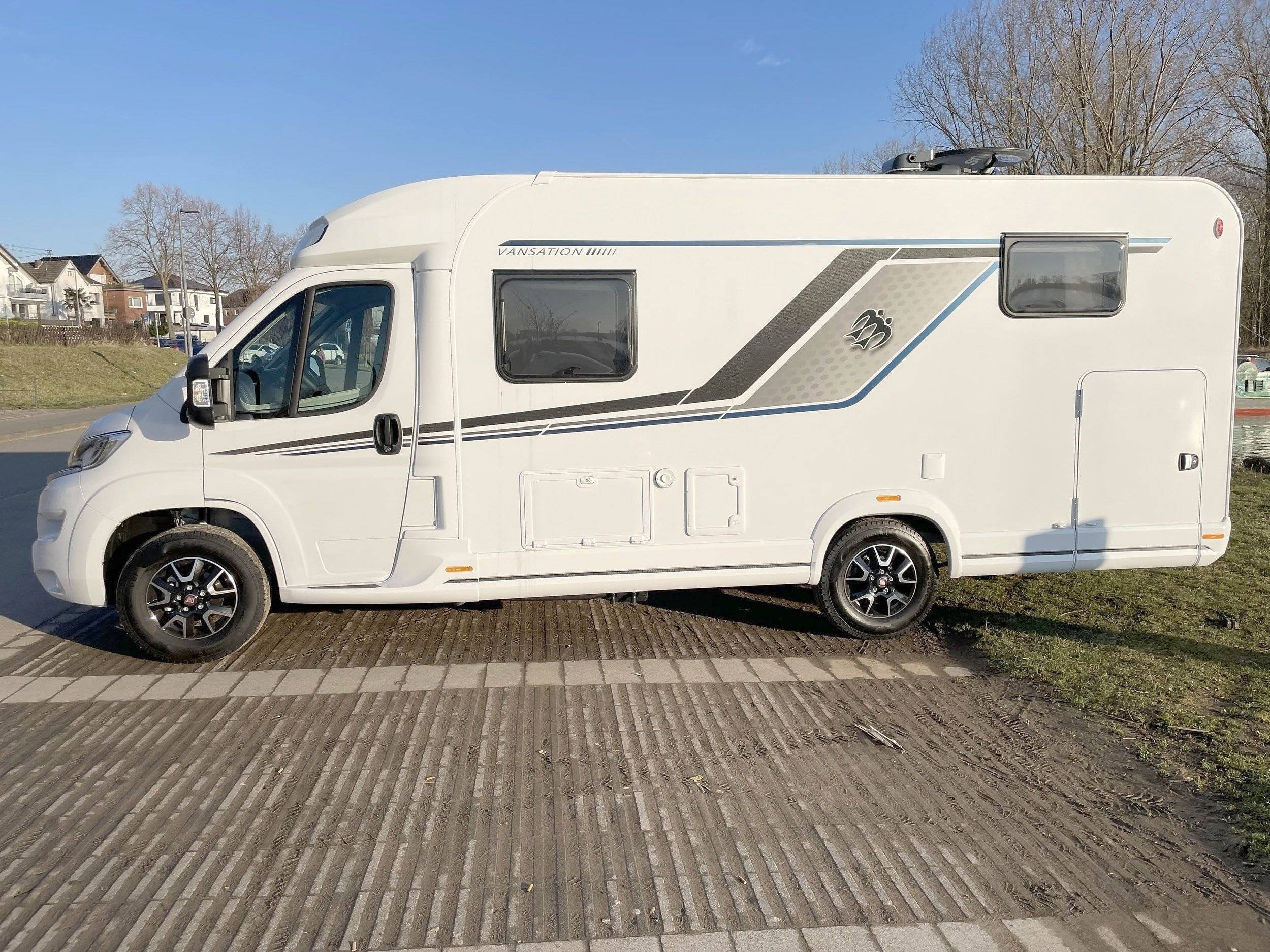 Teilintegriertes Wohnmobil