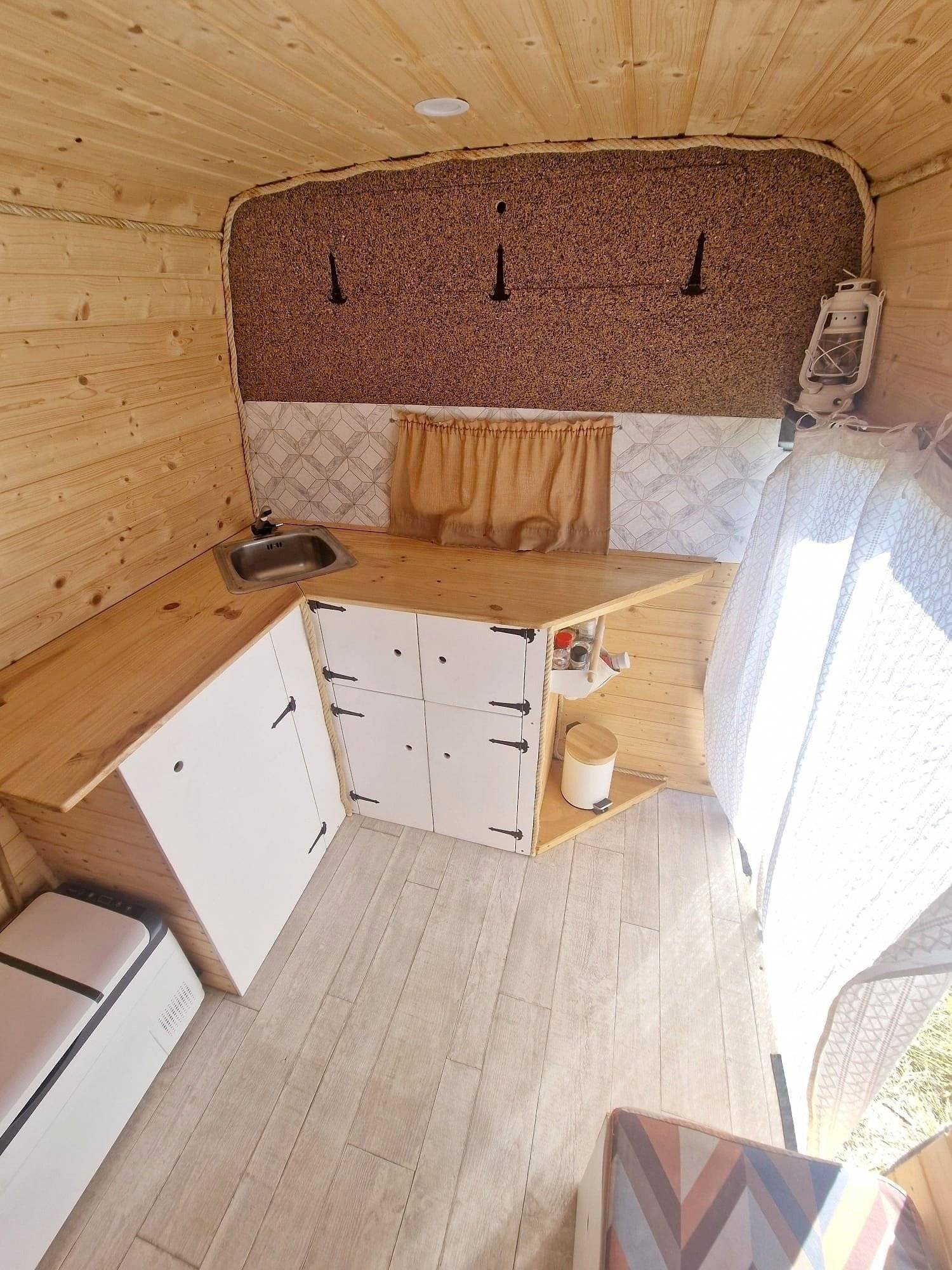 Cozinha Iveco Daily 30.8 - Yescapa